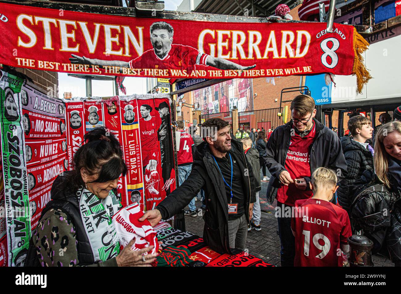 Das Erfolgsteam des FC Liverpool signiert ein aktuelles Trikot