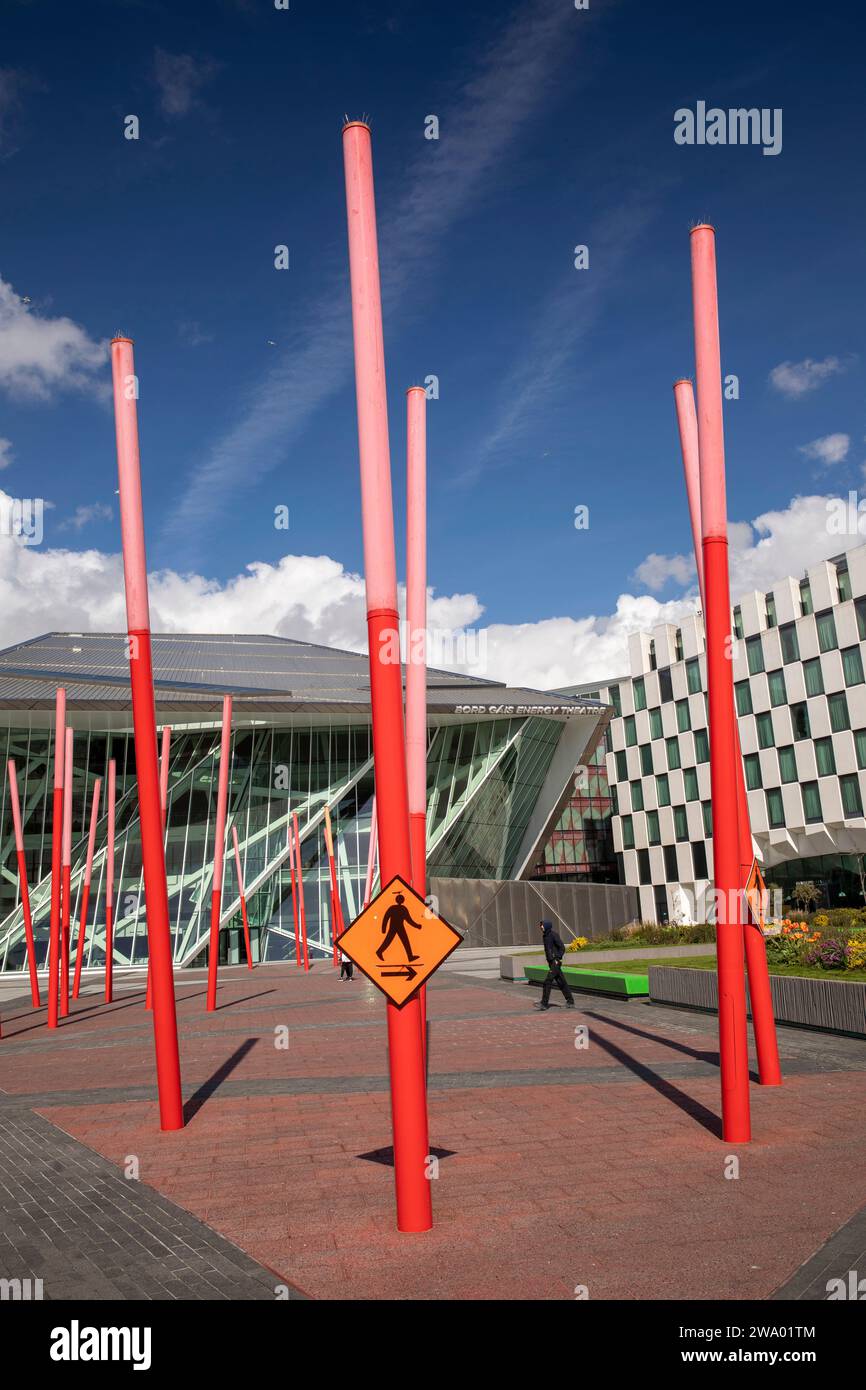 Irlande, Dublin, Grand Canal Square, Red Sticks éclairant le soir sur le tapis rouge devant bord gais Energy Theatre Banque D'Images