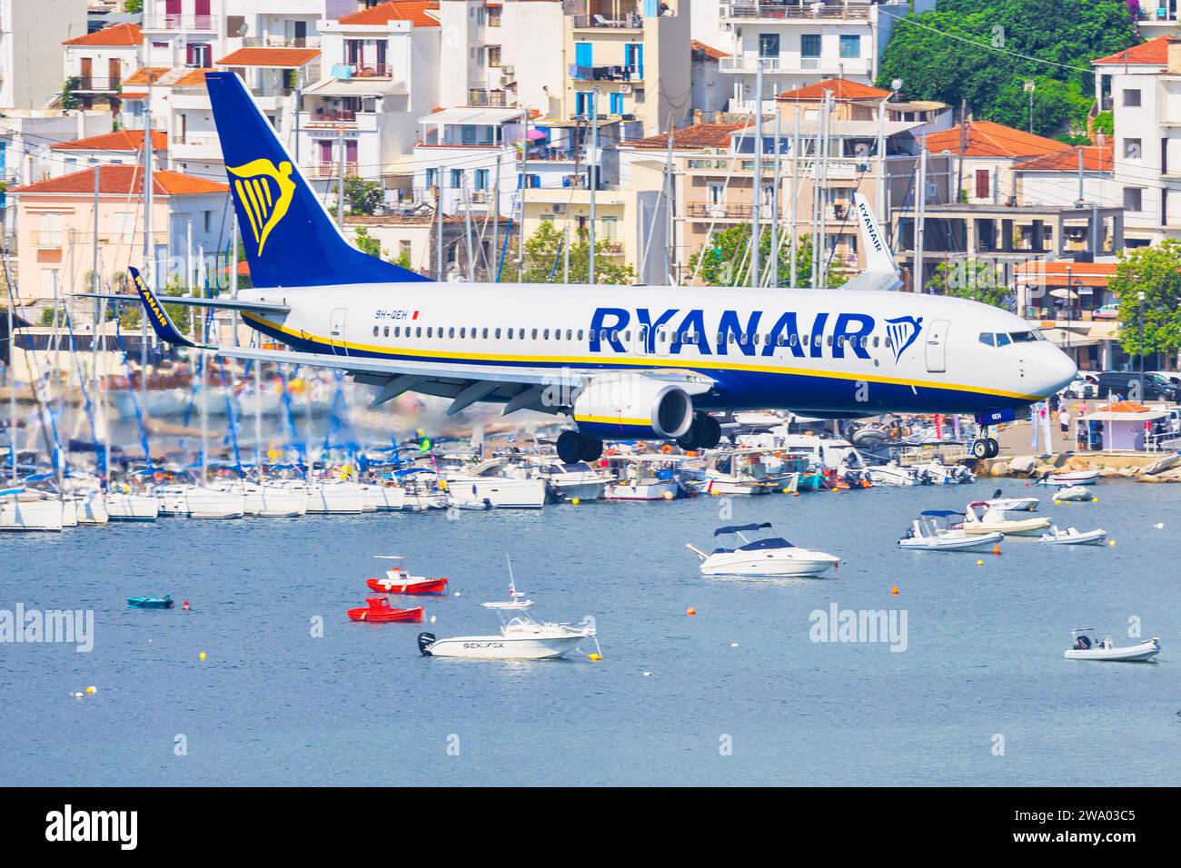 Sikiathos, Grèce - 24 août 2023 : Ryanair 737 approche de l'aéroport de Skiathos Banque D'Images