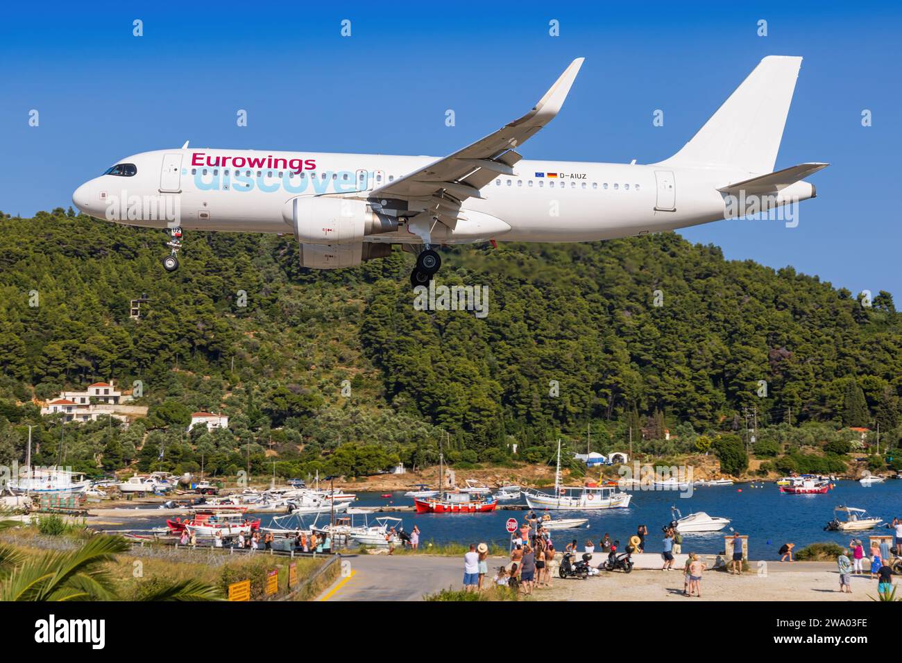 Skiathos, Grèce - 24 août 2023 : Eurowings Découvrez l'A320 à l'approche de l'aéroport de Skiathos Banque D'Images