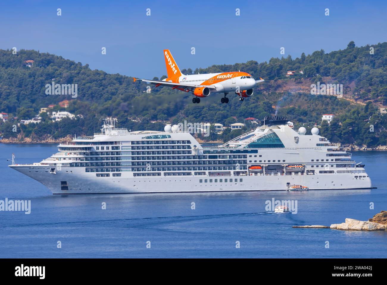 Skiathos, Grèce - 24 août 2023 : easyJet A320 avec un bateau en arrière-plan approchant de l'aéroport de Skiathos Banque D'Images