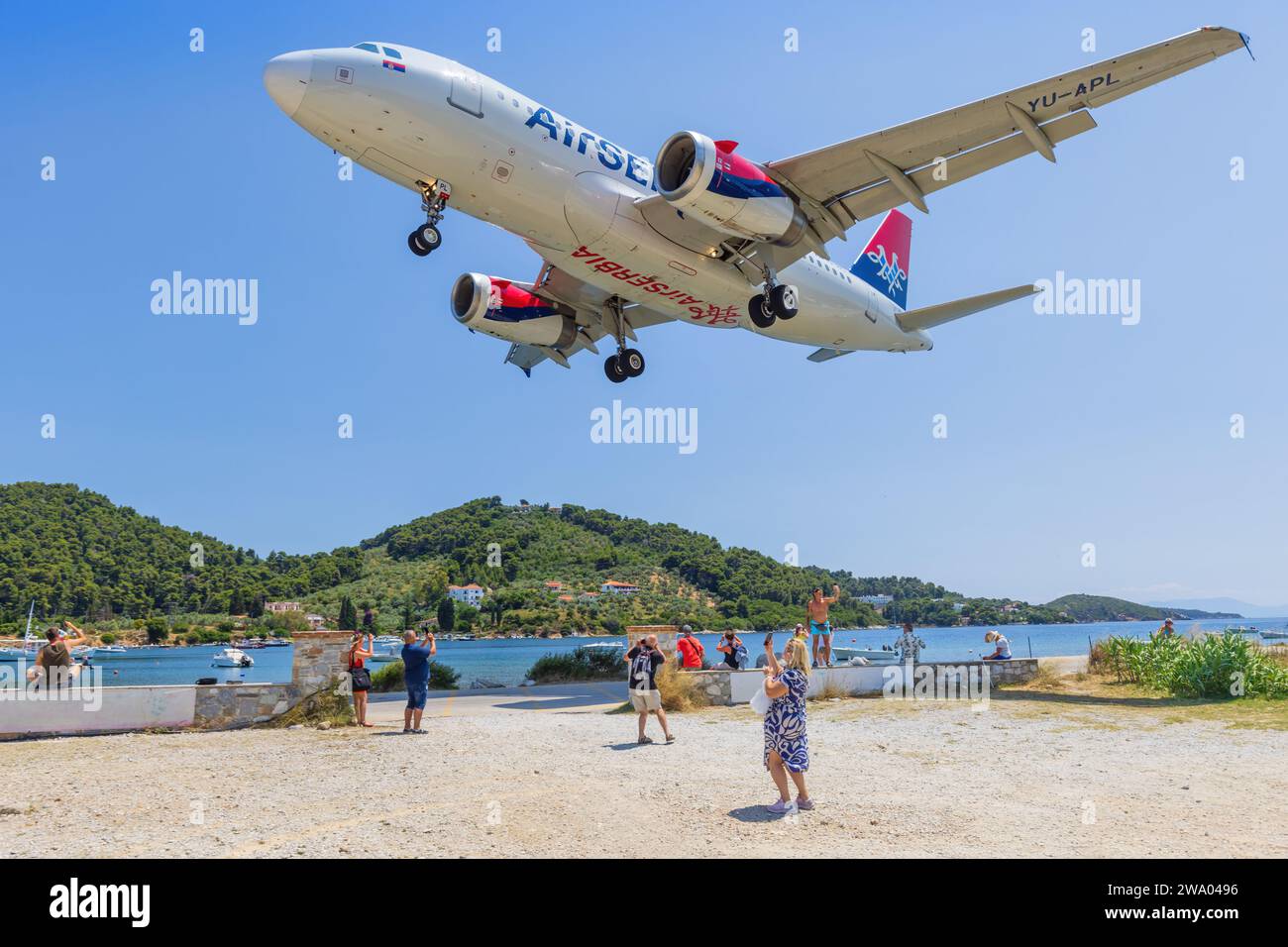 Skiathos, Grèce - 24 août 2023 : Air Serbia approche de l'aéroport de Skiathos Banque D'Images