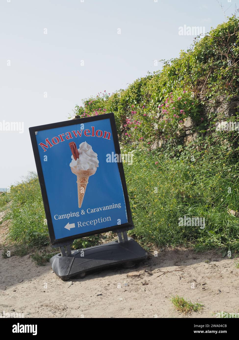 Morawelon Camping signe sur la plage à Newport Parrog, Pembrokshire Banque D'Images