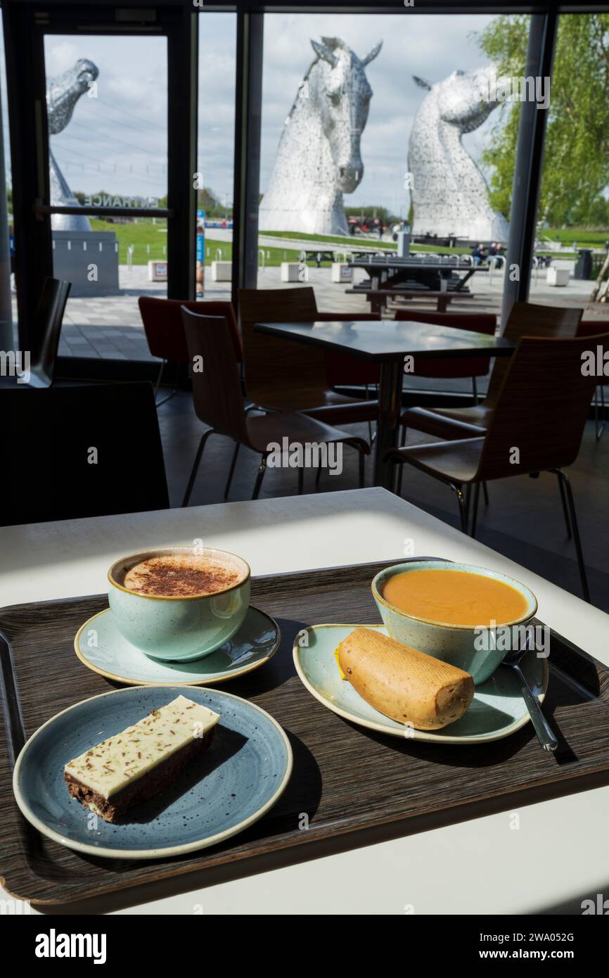 Les Kelpies à Helix Park, Falkirk, Écosse. Vue sur le café. Banque D'Images