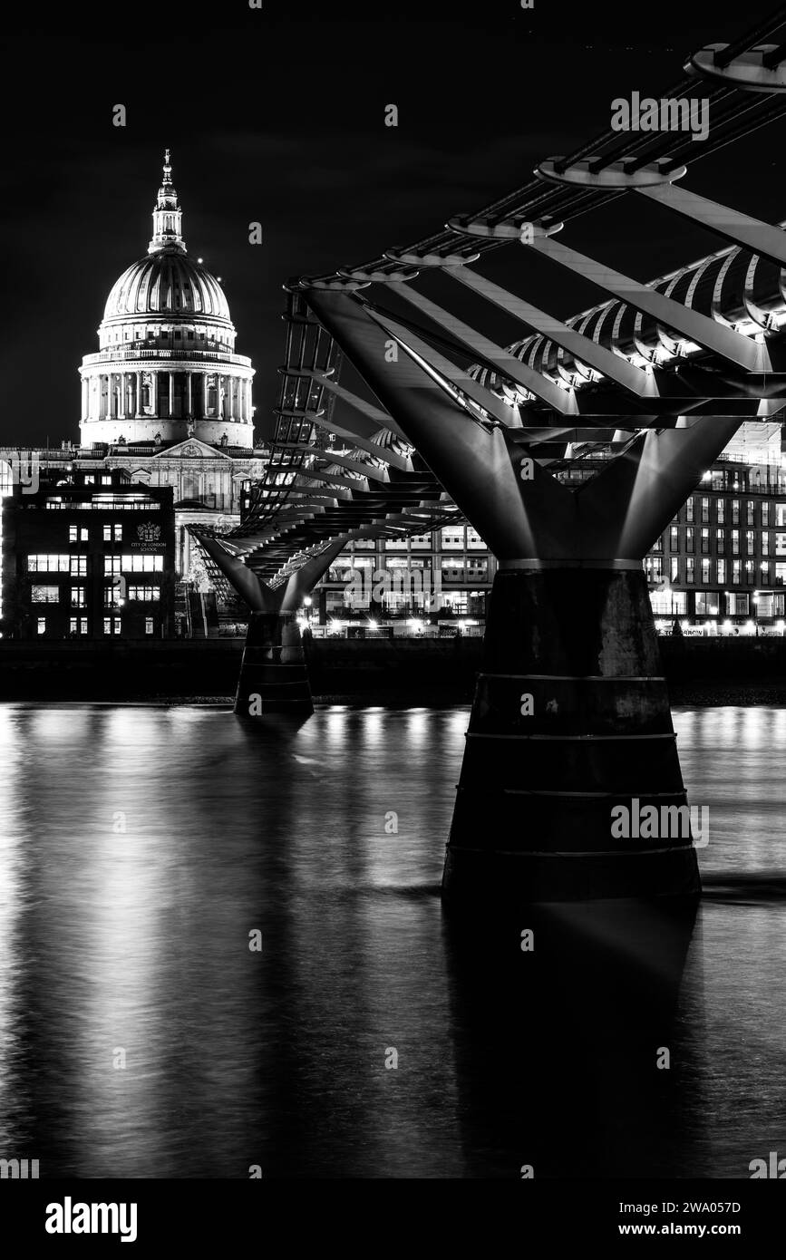 Vue sur la Tamise, le Millennium Bridge et la cathédrale St Paul la nuit, Londres, Royaume-Uni Banque D'Images