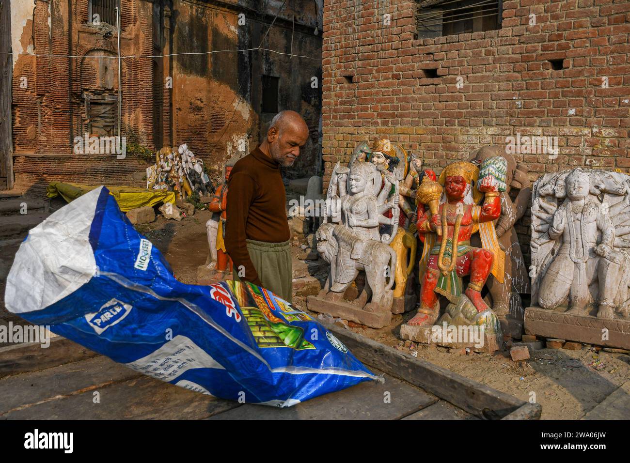 Le seigneur hindou Hanuman idoles vu dans une rue à Ayodhya. Ayodhya est une ville ancienne dans le nord de l'Inde qui a une grande importance religieuse et historique dans l'hindouisme, car elle est considérée comme le lieu de naissance du Seigneur Rama, une divinité vénérée dans la mythologie hindoue. En novembre 2019, la Cour suprême de l'Inde a rendu un jugement historique en faveur de la construction d'un temple hindou sur le site controversé d'Ayodhya. Banque D'Images