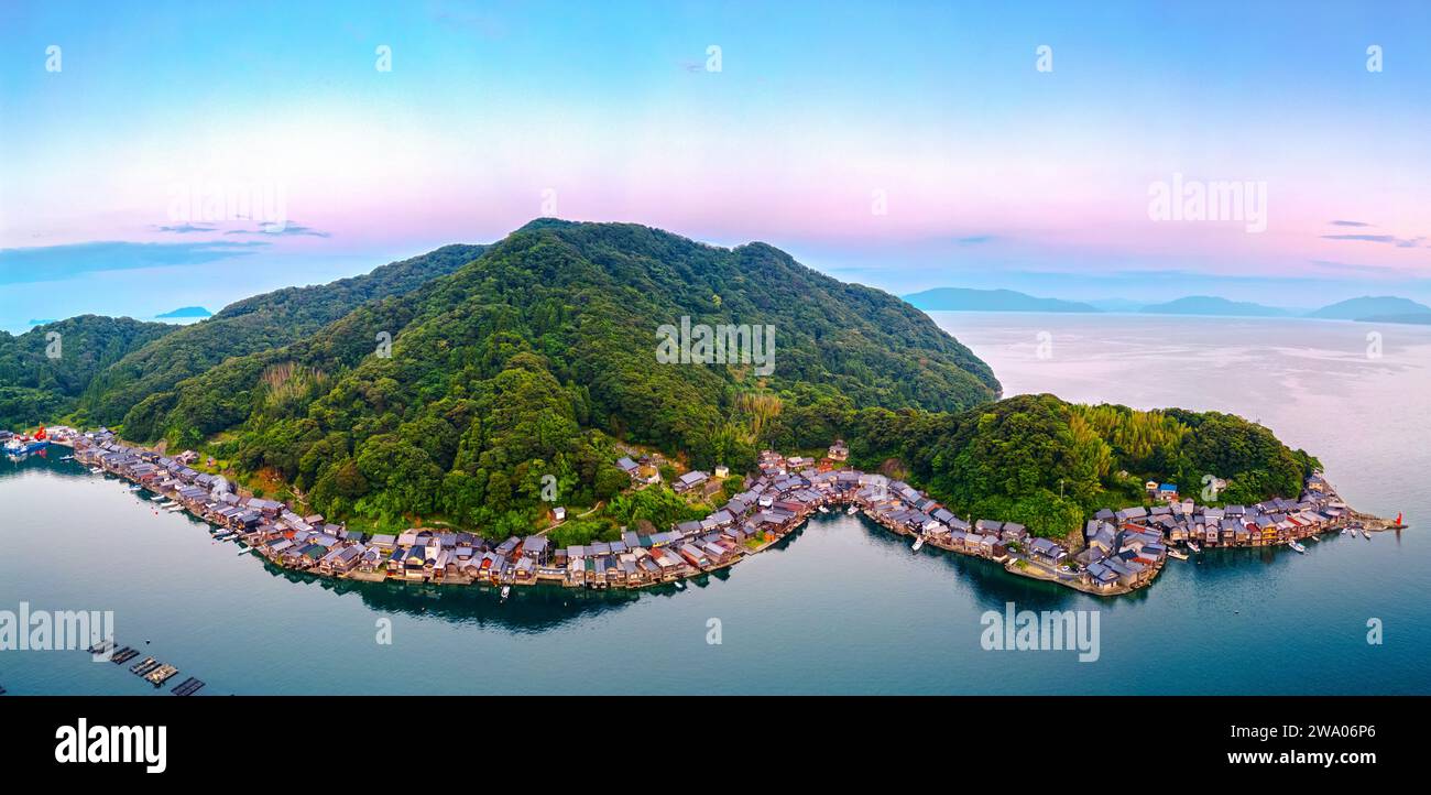 INE Bay, Kyoto, Japon aux maisons de bateau Funaya au crépuscule. Banque D'Images