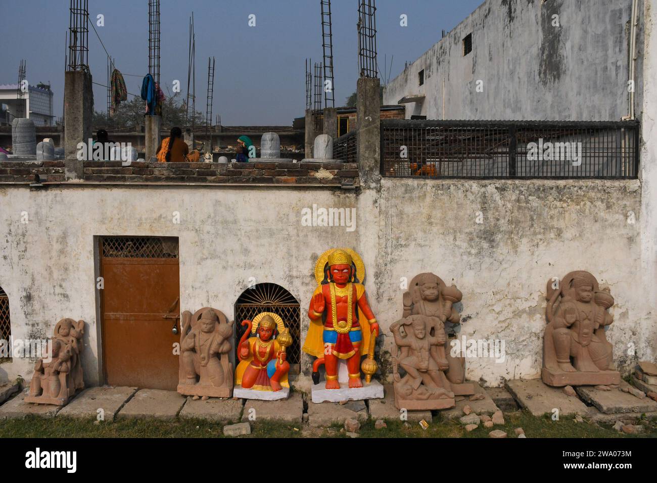 Ayodhya, Inde. 27 décembre 2023. Les idoles du seigneur hindou Hanuman sont vues dans la rue à Ayodhya. Ayodhya est une ville ancienne dans le nord de l'Inde qui a une grande importance religieuse et historique dans l'hindouisme, car elle est considérée comme le lieu de naissance du Seigneur Rama, une divinité vénérée dans la mythologie hindoue. En novembre 2019, la Cour suprême de l'Inde a rendu un jugement historique en faveur de la construction d'un temple hindou sur le site controversé d'Ayodhya. (Photo de Biplov Bhuyan/SOPA Images/Sipa USA) crédit : SIPA USA/Alamy Live News Banque D'Images