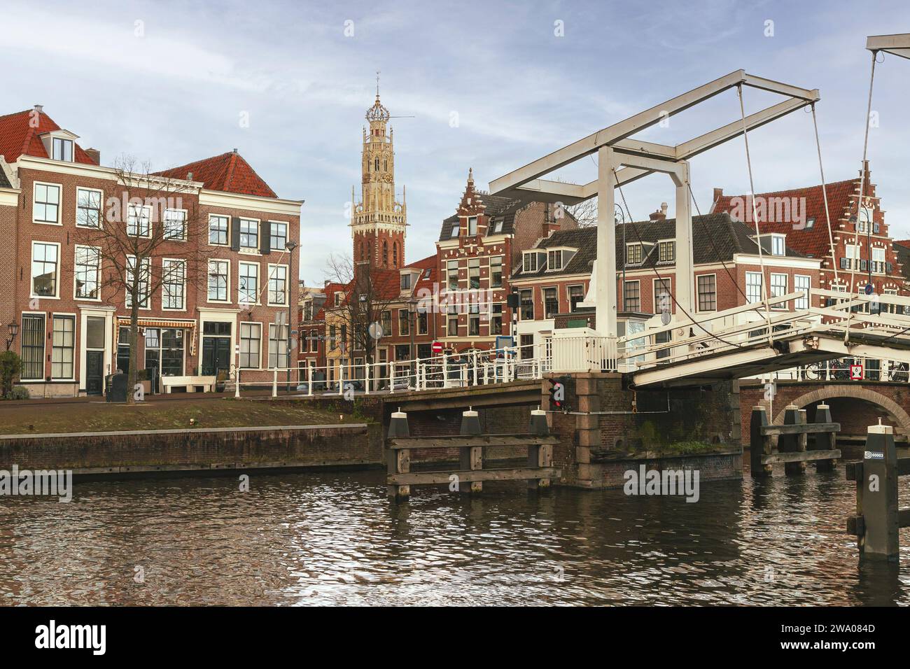 Paysage urbain du centre de la ville hollandaise historique de Haarlem, avec le pont Gravesteen sur la Spaarne au premier plan et la tour du Bake Banque D'Images