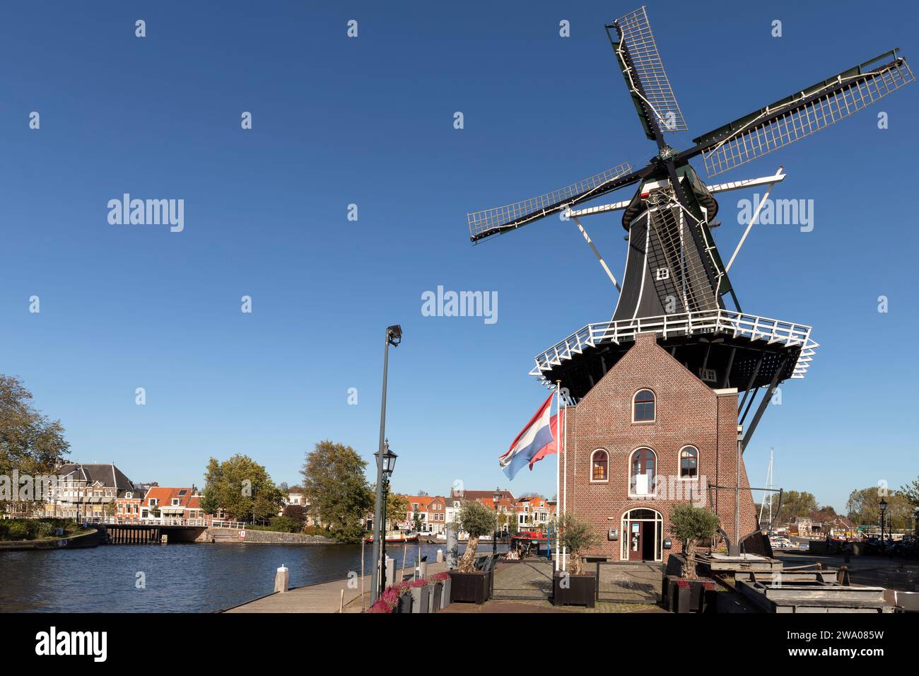 Moulin à vent de Adriaan de 1779 sur la rivière Spaarne à Haarlem. Banque D'Images