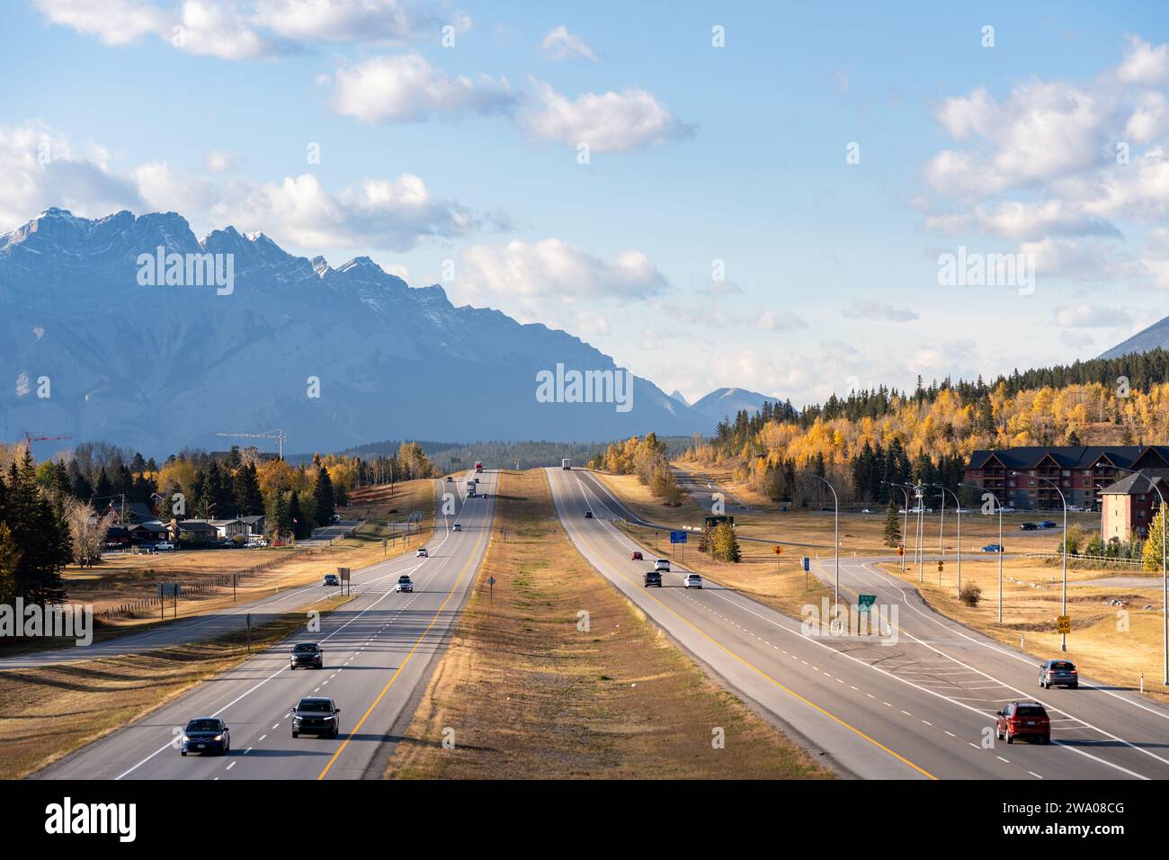 Canmore, AB, Canada - OCT 5 2023 : autoroute transcanadienne (autoroute 1) sortie 89 vers le centre-ville de Canmore dans les Rocheuses canadiennes en automne. Banque D'Images