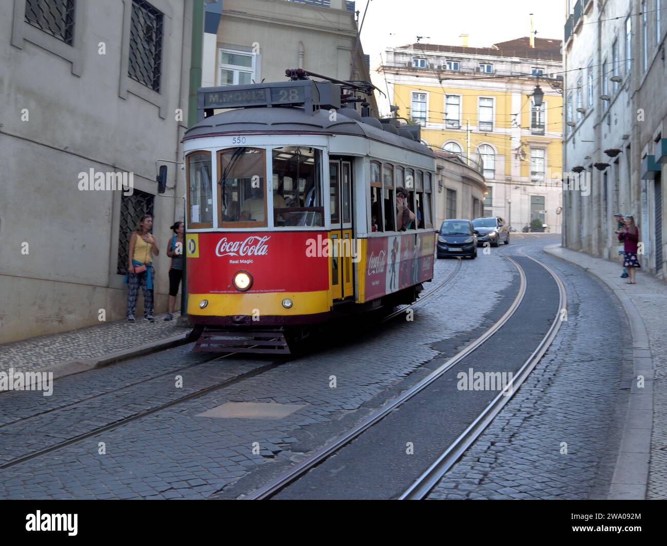 Rouge rétro Tram 28 entreprise de publicité Coca-Cola dans les rues de Lisbonne Banque D'Images