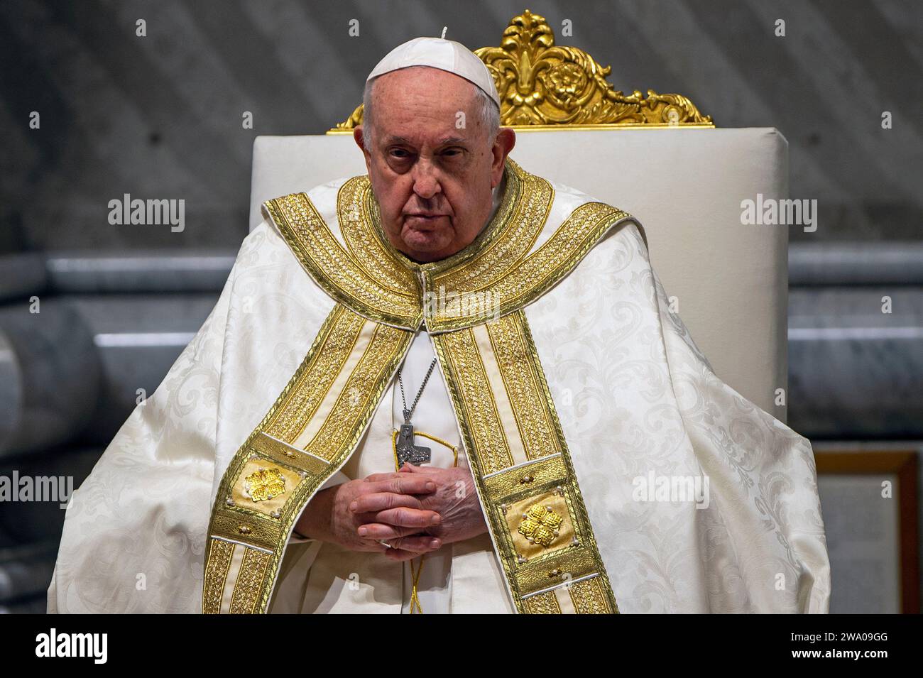 Vatican, Vatican. 31 décembre 2023. Italie, Rome, Vatican, 2023/12/31 .le pape François prie devant la scène de la Nativité après avoir célébré une messe des vestres du nouvel an à Saint Basilique de Pierre au Vatican Photographie par ALESSIA GIULIANI /Catholic Press photo Credit : Independent photo Agency/Alamy Live News Banque D'Images