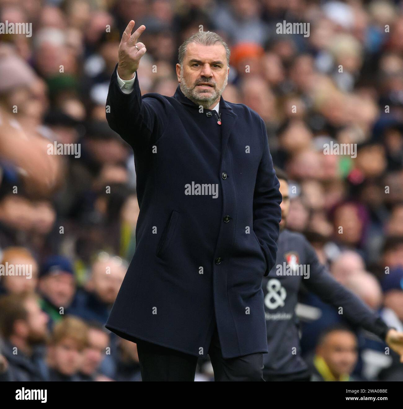 Londres, Royaume-Uni. 31 décembre 2023. 31 décembre 2023 - Tottenham Hotspur - AFC Bournemouth - Premier League - Tottenham Hotspur Stadium. Le Manager de Tottenham Ange Postecoglou montre à l'arbitre Simon Hooper ce qu'il pense d'une de ses décisions lors du match contre Bournemouth. Crédit photo : Mark pain / Alamy Live News Banque D'Images