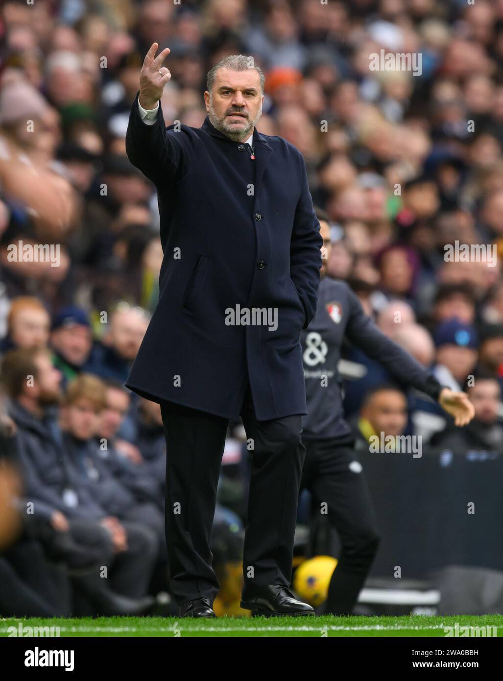 Londres, Royaume-Uni. 31 décembre 2023. 31 décembre 2023 - Tottenham Hotspur - AFC Bournemouth - Premier League - Tottenham Hotspur Stadium. Le Manager de Tottenham Ange Postecoglou montre à l'arbitre Simon Hooper ce qu'il pense d'une de ses décisions lors du match contre Bournemouth. Crédit photo : Mark pain / Alamy Live News Banque D'Images