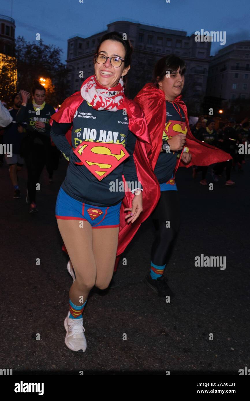 Un coureur lors de la course populaire San Silvestre Vallecana 2023, le 31 décembre 2023 à Madrid, Espagne. Banque D'Images