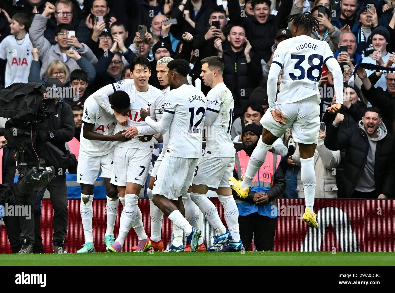 Londres, Royaume-Uni. 31 décembre 2023. OBJECTIF. Le buteur Pape Matar Sarr (Tottenham) est mis dans une tête par son Heung-min (Tottenham) alors qu'ils célèbrent le premier but des Spurs lors du match Tottenham V AFC Bournemouth Premier League au Tottenham Hotspur Stadium. Cette image est réservée À UN USAGE ÉDITORIAL. Licence requise de The football DataCo pour toute autre utilisation. Crédit : MARTIN DALTON/Alamy Live News Banque D'Images