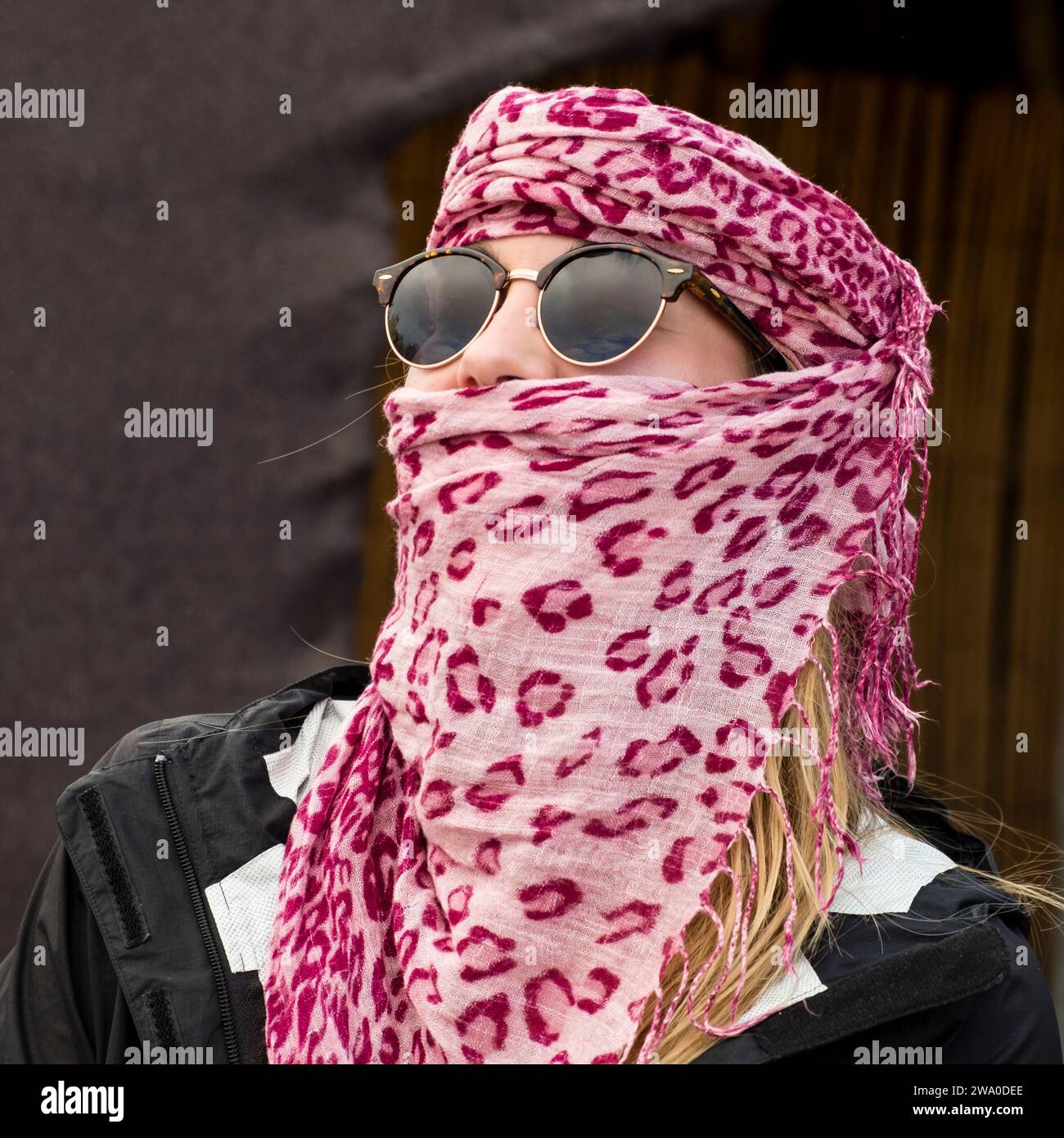 Portrait en gros plan d'une touriste féminine portant une cart traditionnelle à tête désertique, désert du Sahara, Maroc Banque D'Images