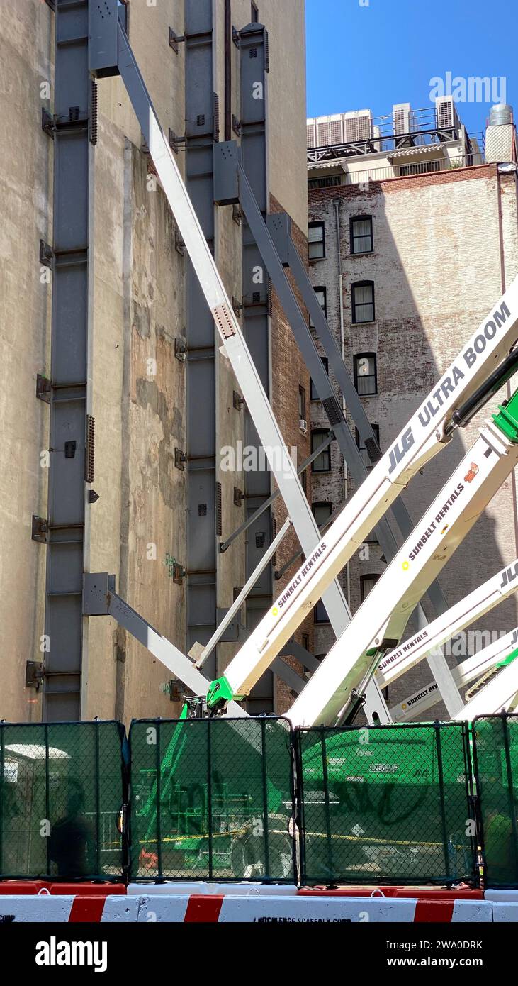 Supports soutenant un mur de briques Banque D'Images