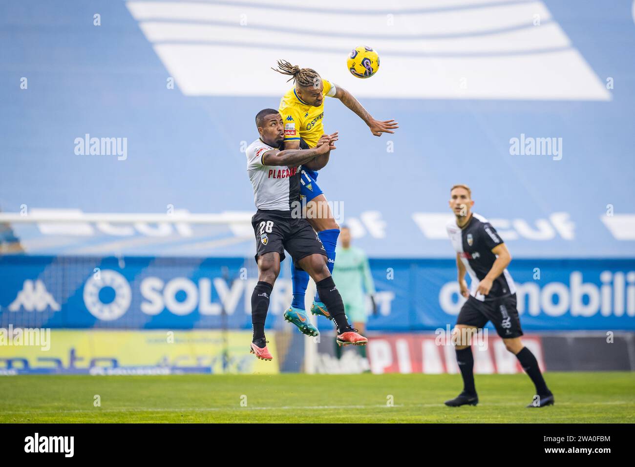 Pasteur du SC Farense (G) et Cassiano d'Estoril Praia (D) vus en action