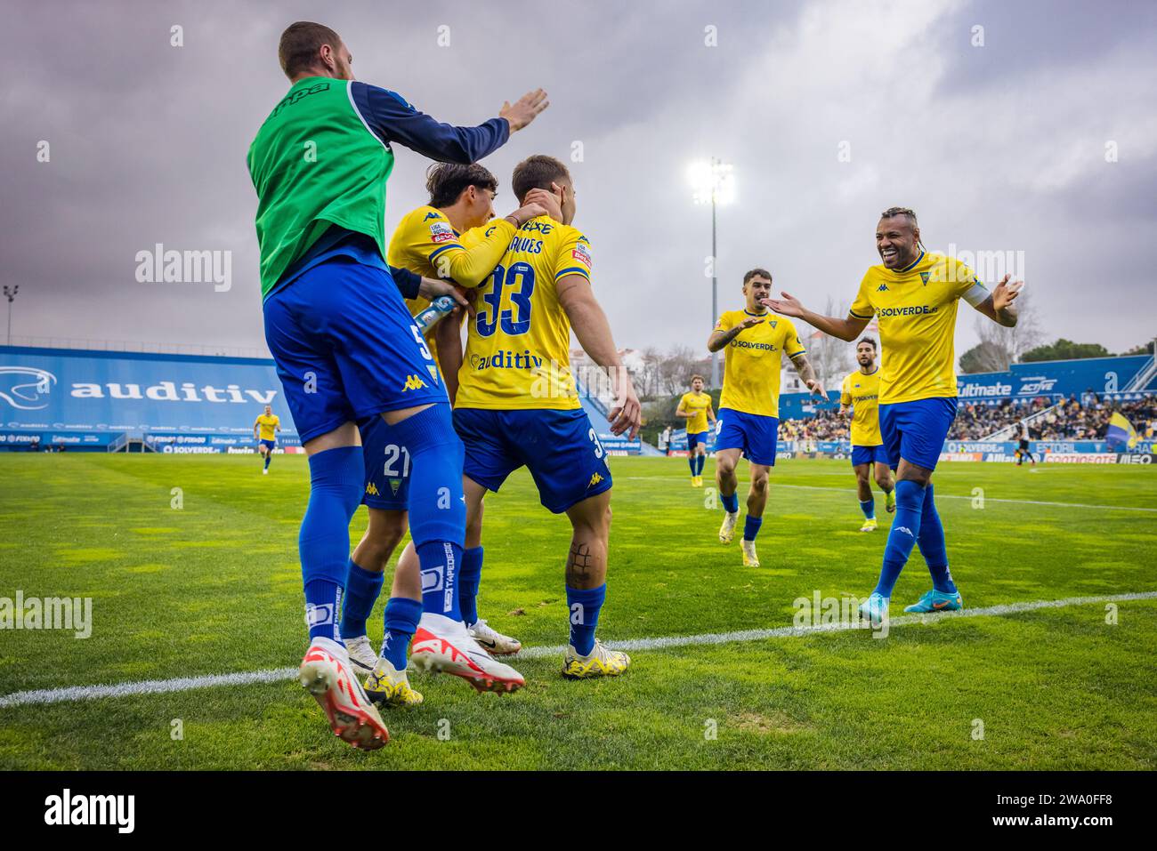 Les joueurs de l'équipe d'Estoril Praia célèbrent après avoir marqué un but lors du match BetClic de Liga Portugal entre Estoril Praia et le SC Farense à l'Estadio Antonio Coimbra da Mota. Score final ; Estoril Praia 4 : 0 SC Farense. Banque D'Images