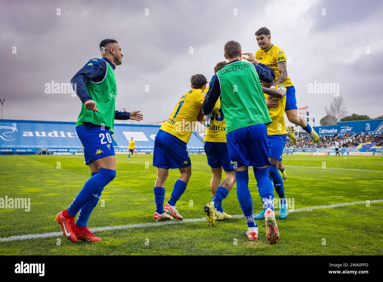 Les joueurs de l'équipe d'Estoril Praia célèbrent après avoir marqué un