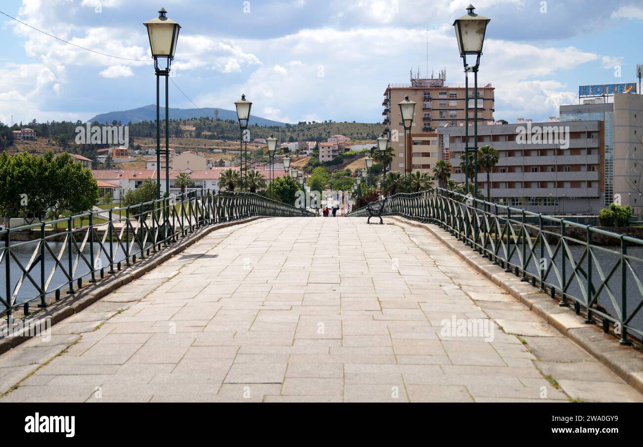 Passerelle sur le vieux pont, Ponte Velha, à travers la rivière Tua, pont de style roman, construit autour du tournant du 15e - 16e siècles, Mirandela, Portugal Banque D'Images