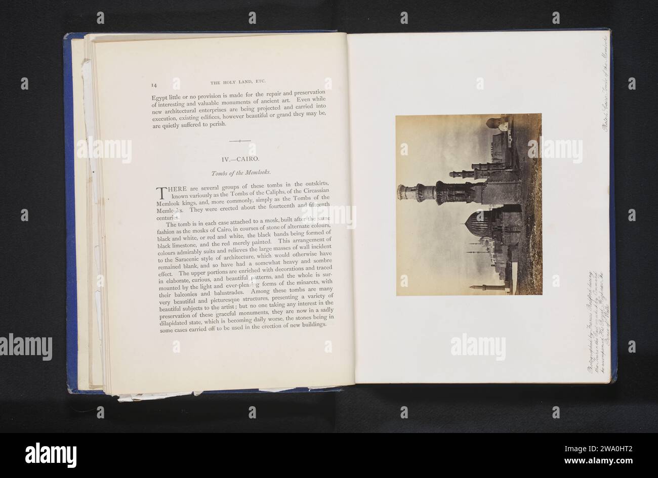 Tombe du Caire des Memlooks, Francis Bedford, c. 1861 - en ou avant 1866 photographie le Caire support photographique impression albumen tombe, tombe. intérieur  représentation d'un bâtiment. tour, tour de l'horloge  ornement monumental. esclavage ; serfs et esclaves Banque D'Images