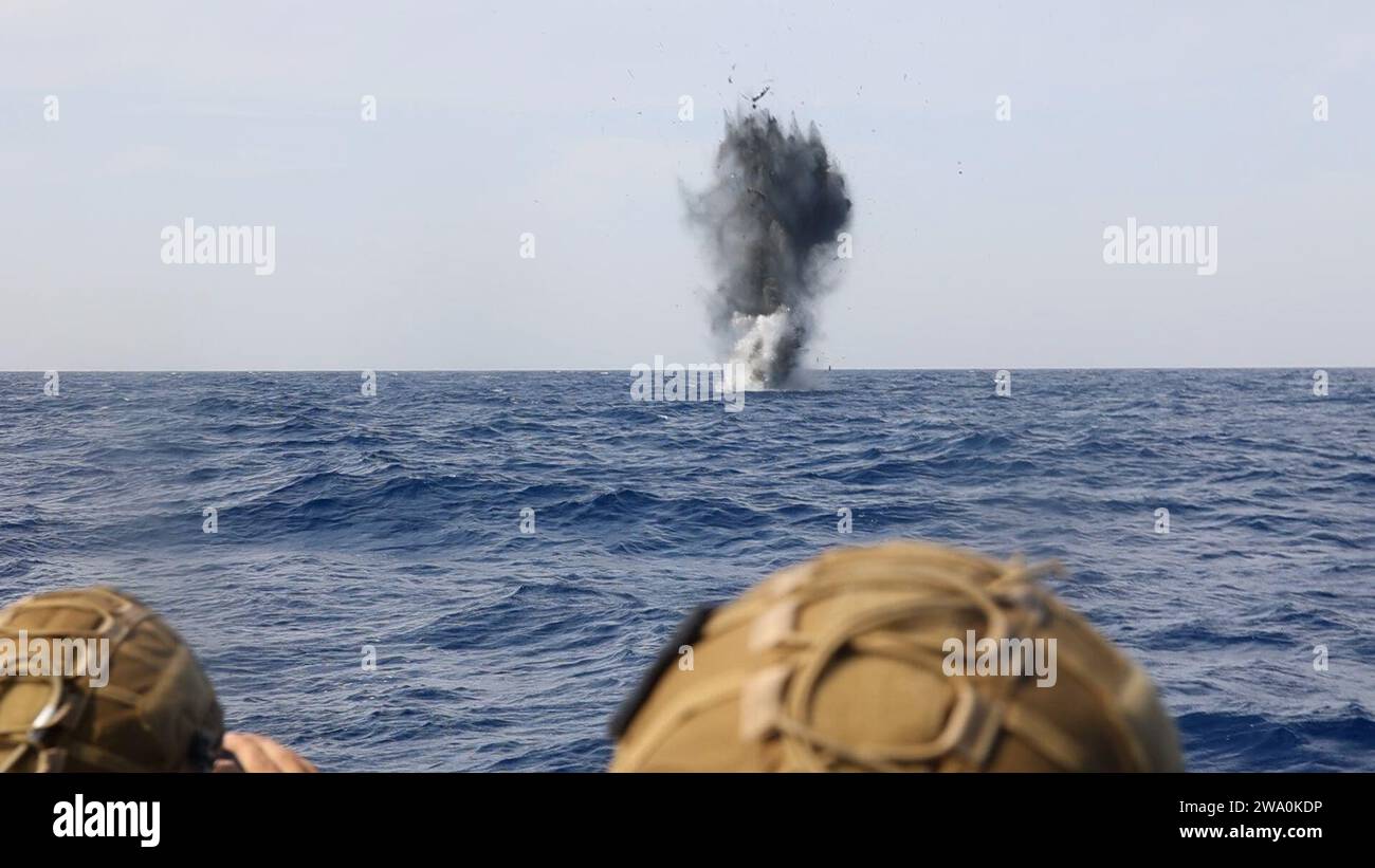 231122-M-VB101-1190 U.S. 5E ZONE D'OPÉRATIONS DE la FLOTTE (22 novembre 2023) les Marines américains ont lancé une charge lors d'une formation de démolition en mer menée par la 26th Marine Expeditionary Unit (Special Operations capable), U.S. 5th Fleet Area of Operations, novembre 22. Première du genre, la formation en démolition en mer a établi une nouvelle norme pour la communauté des ingénieurs de combat. Les Marines et les marins de la 26e unité expéditionnaire des Marines (Special Operations capable), embarqués sur les navires du Bataan Amphibious Ready Group, sont en déploiement programmé en tant que force de réponse de crise du Commandement combattant Tri-Geographic Banque D'Images