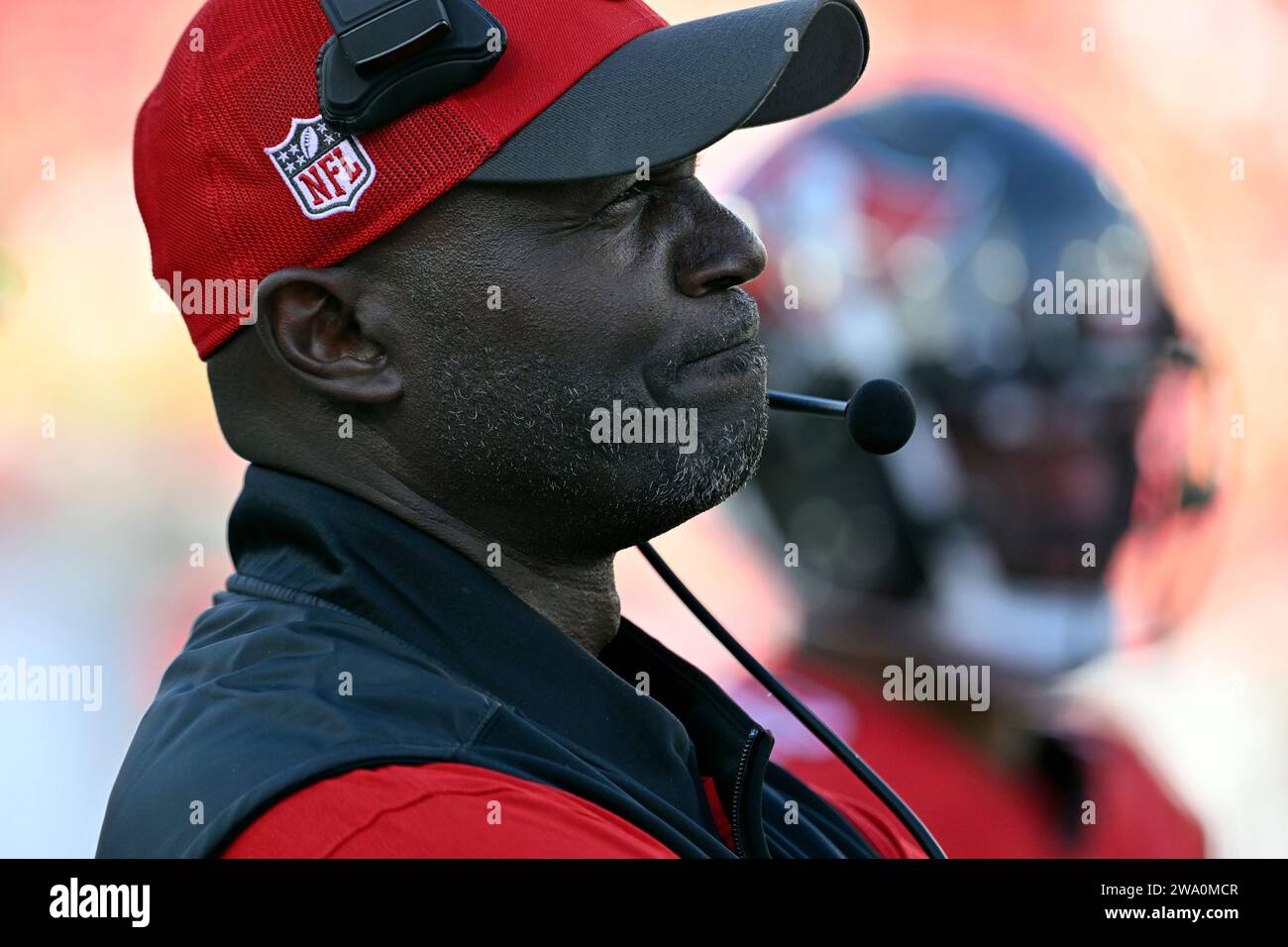 Tampa, États-Unis. 31 décembre 2023. Todd Bowles, entraîneur-chef des Buccaneers de Tampa Bay, observe les derniers moments d’une défaite 23-13 contre les Saints de la Nouvelle-Orléans au Raymond James Stadium de Tampa, en Floride, le dimanche 31 décembre 2023. Photo de Steve Nesius/UPI crédit : UPI/Alamy Live News Banque D'Images