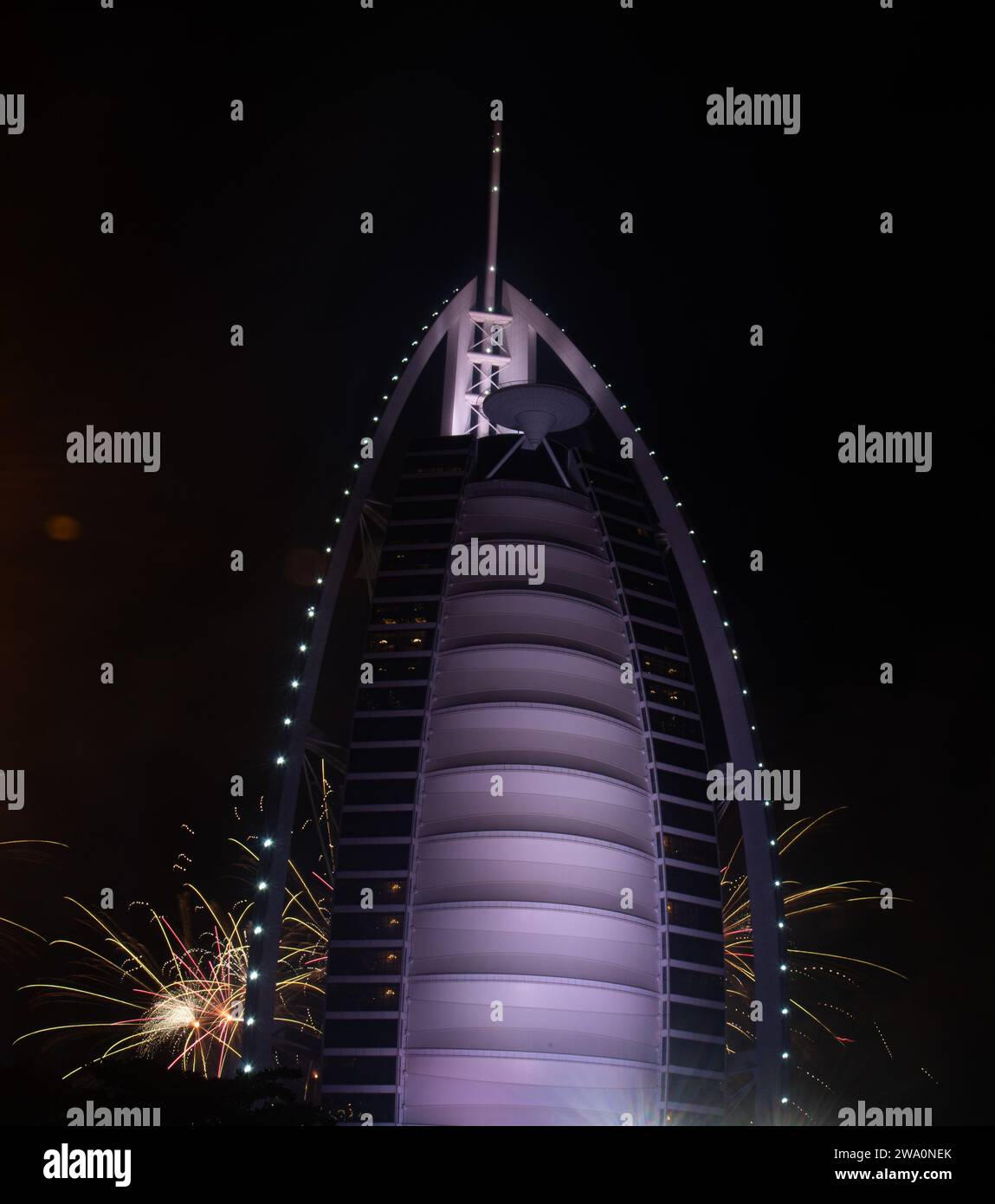 Dubaï, Dubaï, Émirats arabes Unis. 1 janvier 2024. Les feux d'artifice explosent dans le ciel près de l'hôtel Burj al-Arab à minuit de la célébration du nouvel an à Dubaï, Émirats arabes Unis, le 1 janvier 2024. (Image de crédit : © Kabir Jhangiani/ZUMA Press Wire) USAGE ÉDITORIAL SEULEMENT! Non destiné à UN USAGE commercial ! Crédit : ZUMA Press, Inc./Alamy Live News Banque D'Images