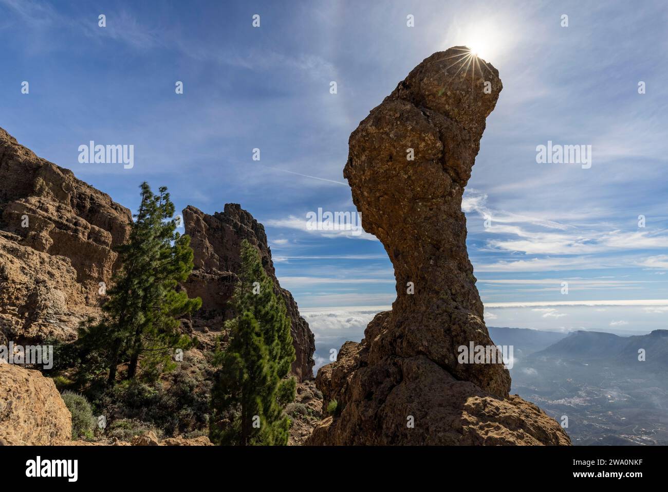 Champignon rocher avec soleil, Roque Bastón, aussi appelé Roque del Señor Champiñón, Pico de las Nieves, sommet de montagne sur Gran Canaria, îles Canaries Banque D'Images