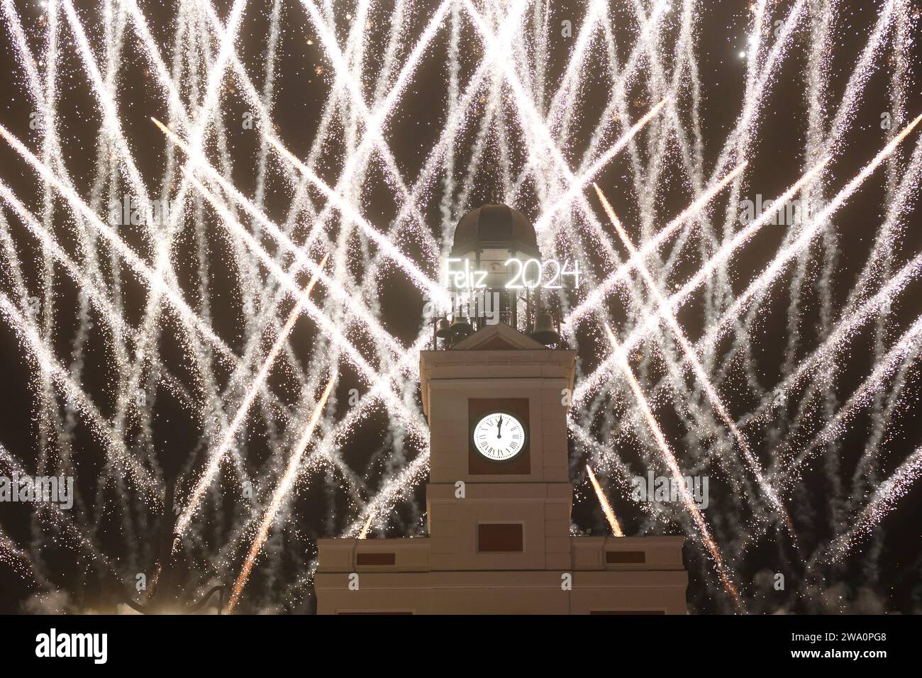 The clock of the Real Casa de Correos congratulates 2024 with fireworks ...