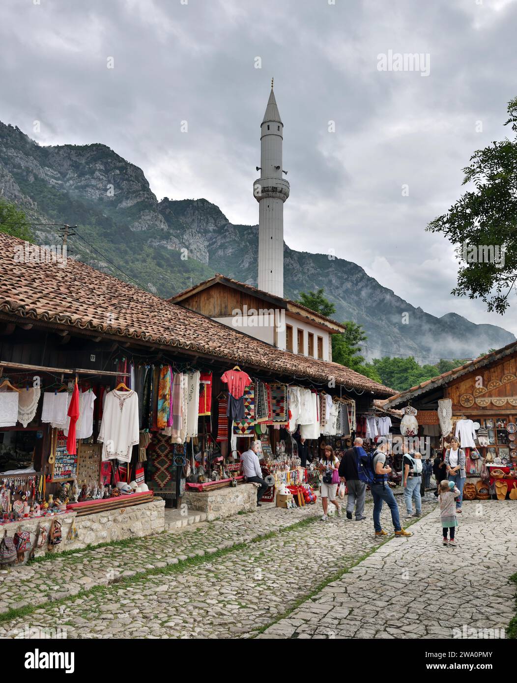 Bazar et minaret à Kruja, Albanie, Europe Banque D'Images
