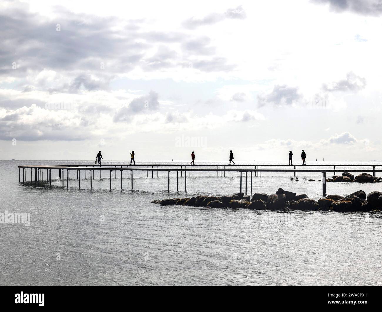 Les gens marchant sur le pont infini . Le pont est une œuvre d'art construite pour Sculpture by the Sea, Aarhus, Danemark, 25 07 2023, Europe Banque D'Images