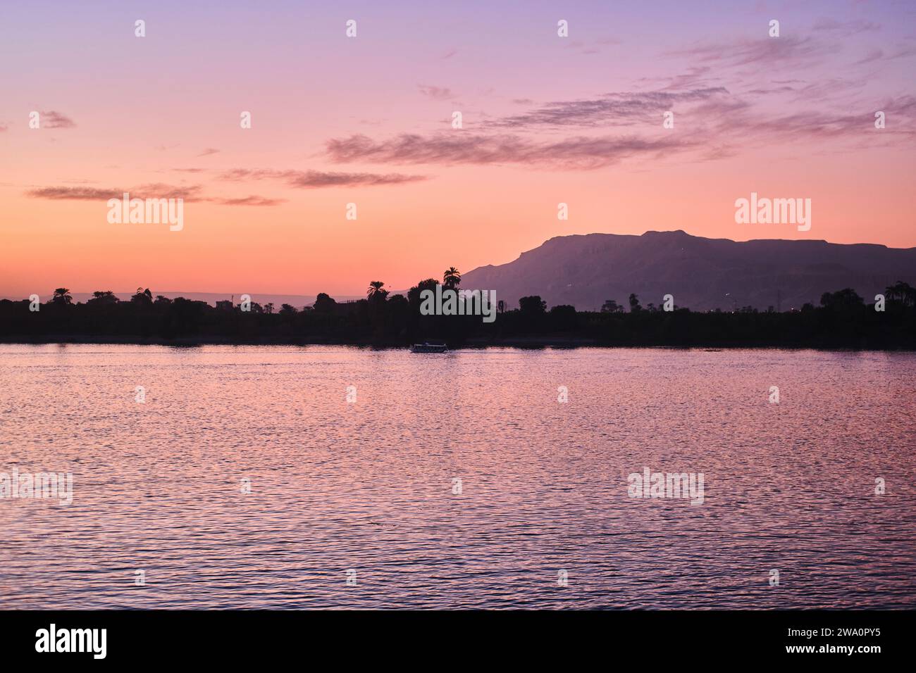 Louxor, Égypte - décembre 26 2023 : le Nil au large des côtes de Louxor au coucher du soleil Banque D'Images