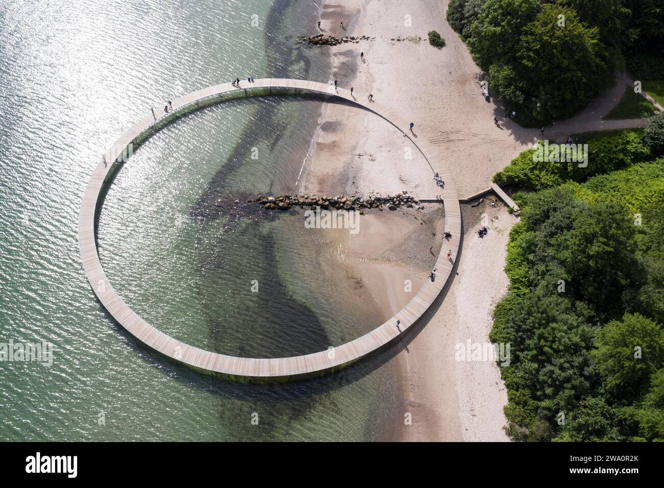 Une vue aérienne montre des gens marchant sur le pont infini. Le pont est une œuvre d'art construite par Sculpture by the Sea, Aarhus, Danemark, 25.07.2023, eu Banque D'Images