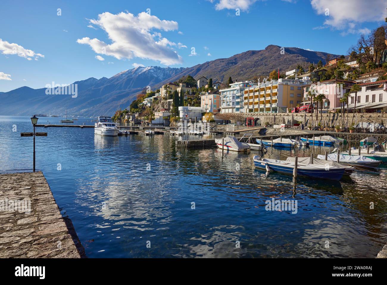 Vue sur le lac majeur en direction de Ronco sopra Ascona depuis Lungolago, au bord du lac à Ascona, district de Locarno, canton du Tessin, Suisse, Banque D'Images