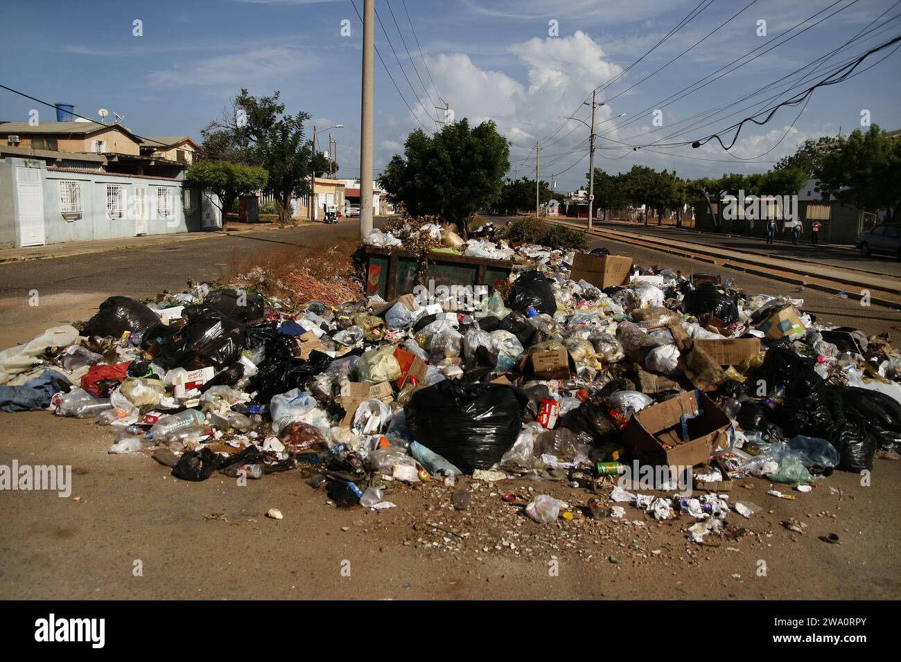 Une grande quantité de déchets solides est observée dans les rues, ce dimanche 31 décembre, dans la municipalité de San Francisco Venezuela. Le manque de collecte des ordures est l’un des principaux problèmes de dégradation des services publics de base dans le pays, ce qui inquiète le plus les habitants de l’état de Zulia car c’est un problème de santé publique, qui peut générer des épidémies respiratoires, cutanées et même. L'origine de ce problème réside principalement dans le manque de carburant, de sorte que les unités de collecte peuvent nettoyer les routes. (Photo Humberto Matheus/Sipa USA) Banque D'Images