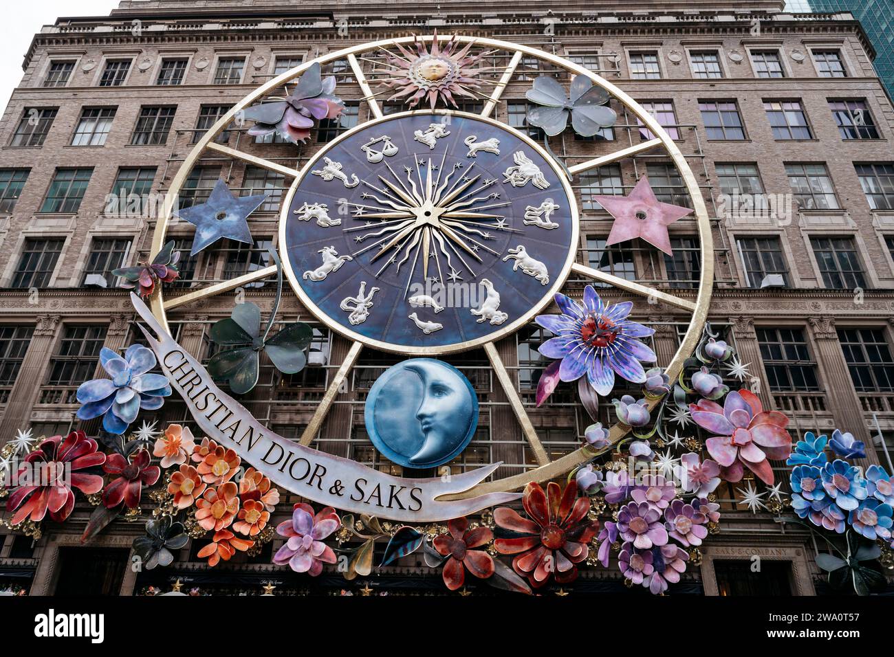 Façade de la Cinquième Avenue de Saks décorée avec le zodiaque en forme d'horloge de Christian Dior Banque D'Images