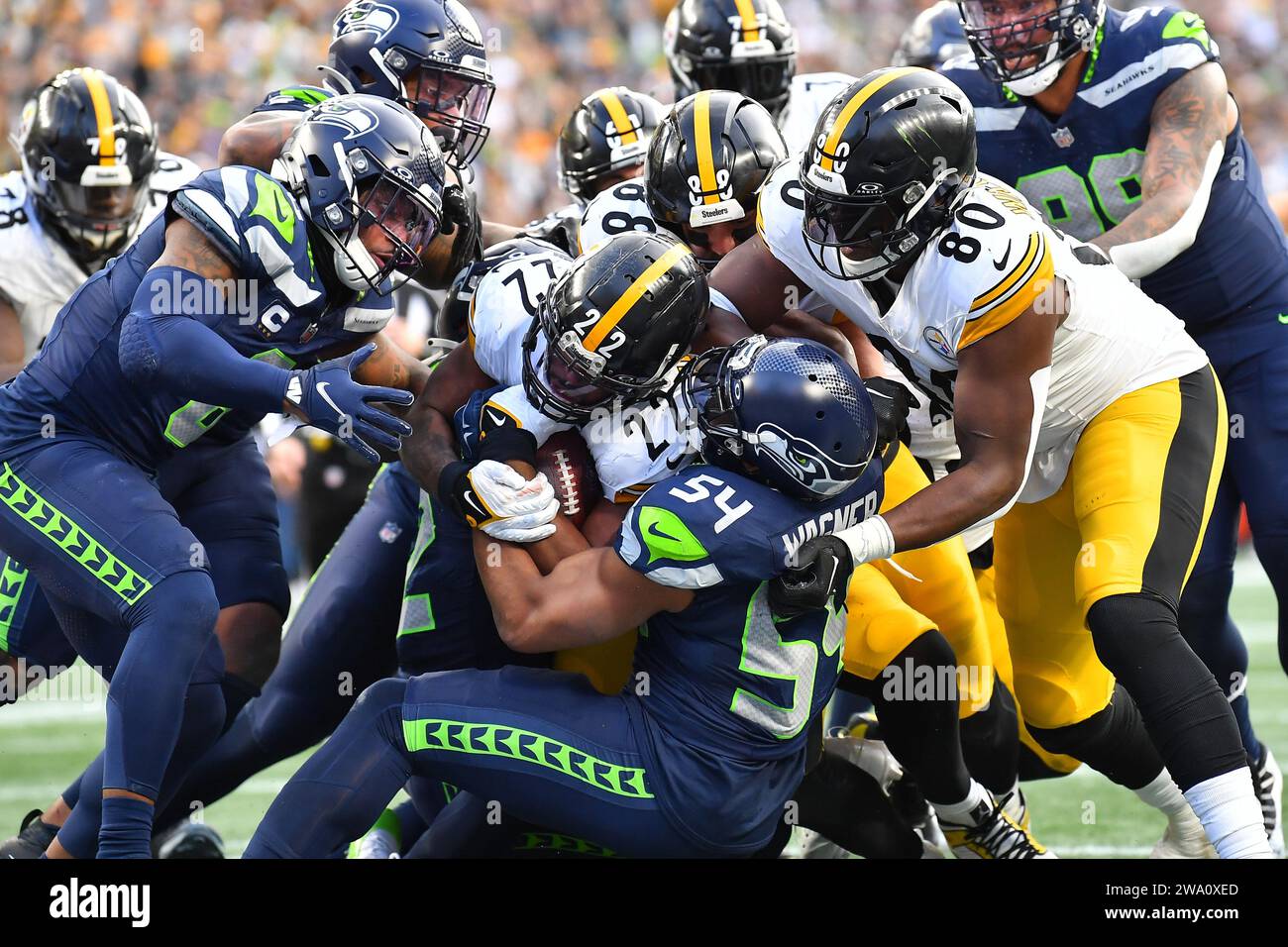 Seattle, WA, États-Unis. 31 décembre 2023. Najee Harris (22 ans), le running back des Steelers de Pittsburgh, entre dans la zone finale grâce à une masse de défenseurs des Seahawk lors du match de football NFL entre les Steelers de Pittsburgh et les Seahawks de Seattle, WA. Pittsburgh bat Seattle 30-23. Steve Faber/CSM/Alamy Live News Banque D'Images