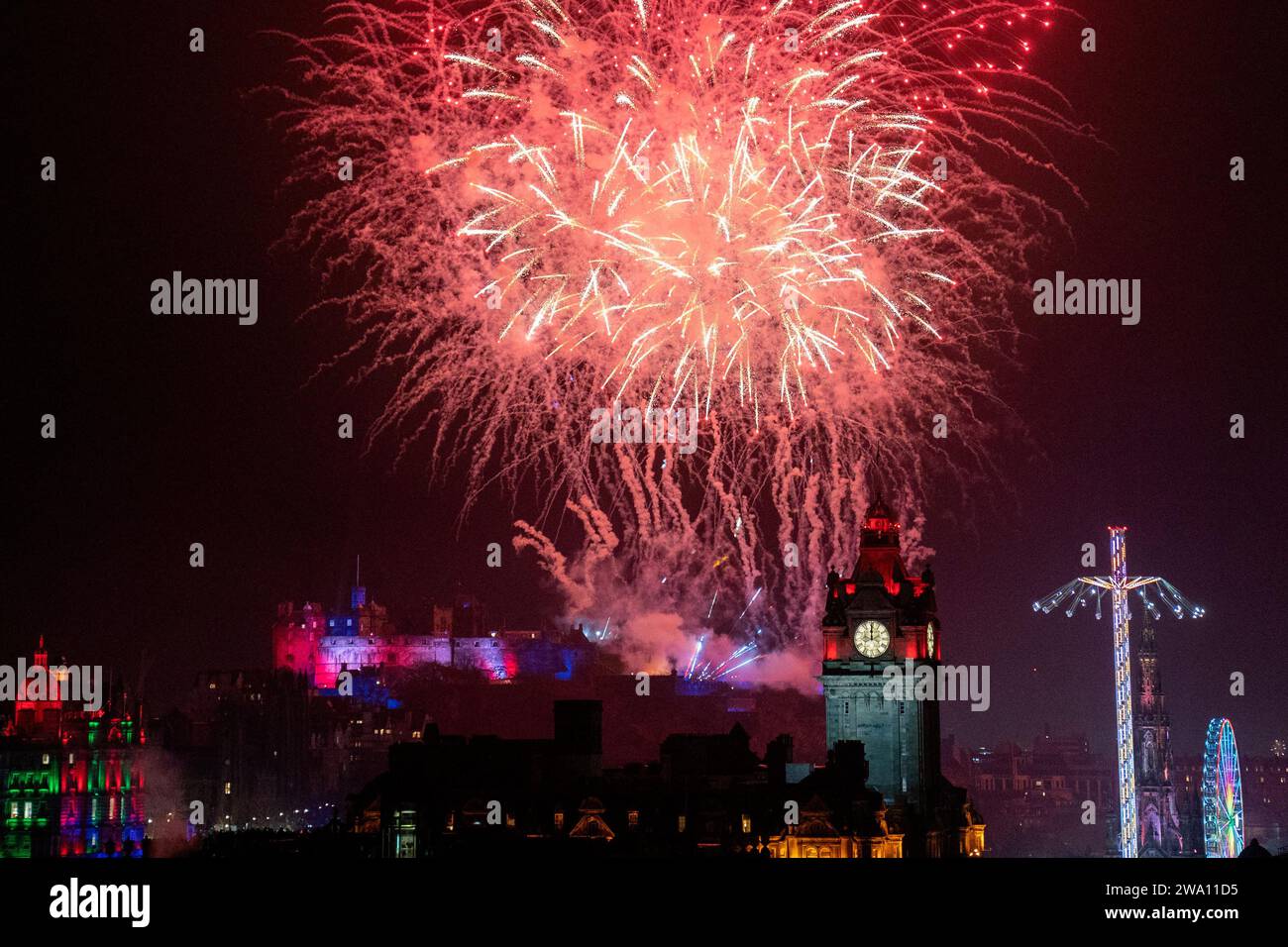 Des feux d'artifice explosent sur le château d'Édimbourg et l'horloge ...