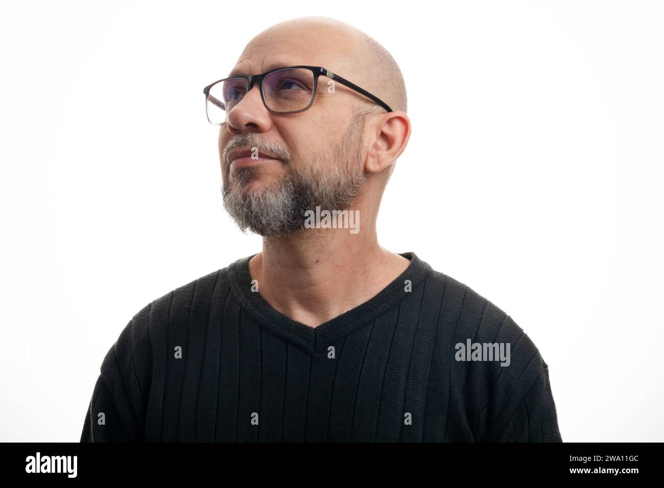 Homme blanc, chauve, avec des lunettes de vue, réfléchi et sérieux, regardant sur le côté. Isolé sur fond blanc. Banque D'Images