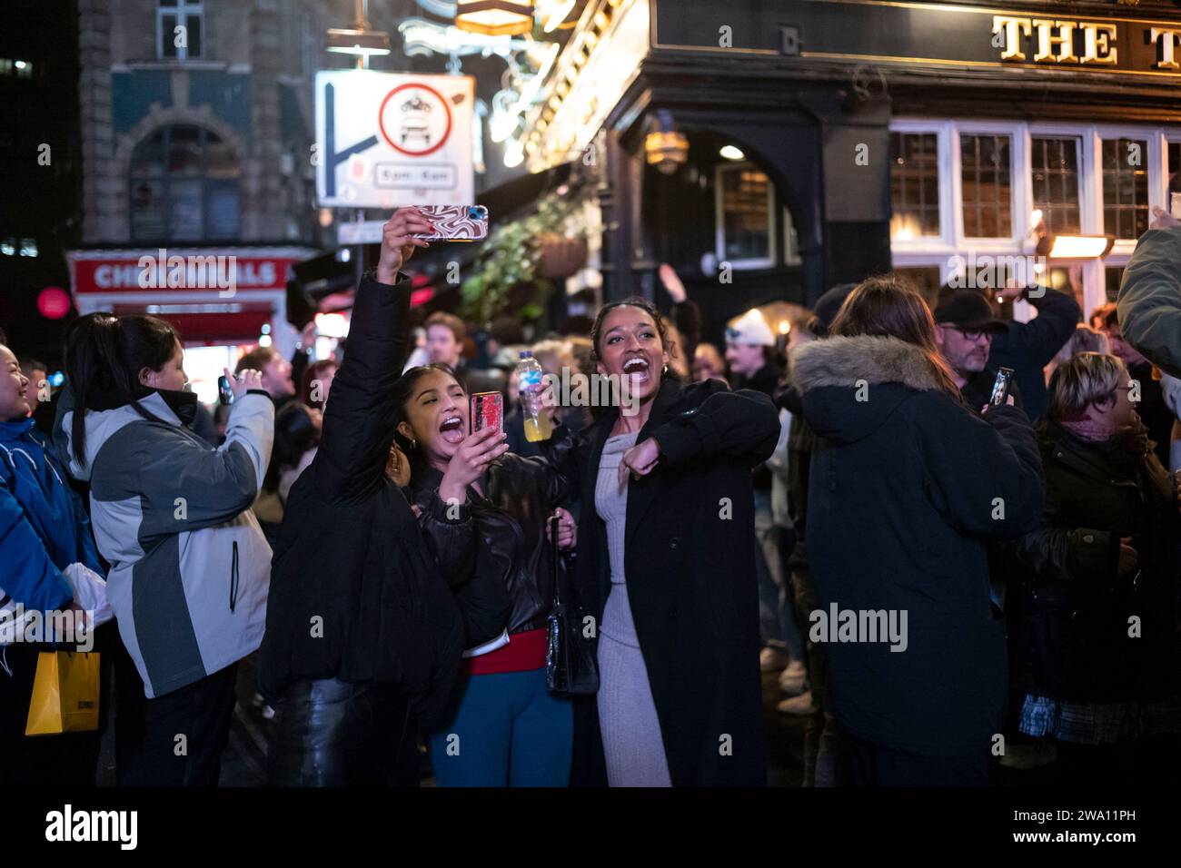 Célébrations de la Saint-Sylvestre à Londres 2023/24 personnes sur Old Compton Street avant les célébrations de la Saint-Sylvestre dans le West End de Londres. 31 décembre 2023, Londres, Angleterre, Royaume-Uni crédit : Jeff Gilbert/Alamy Live News Banque D'Images
