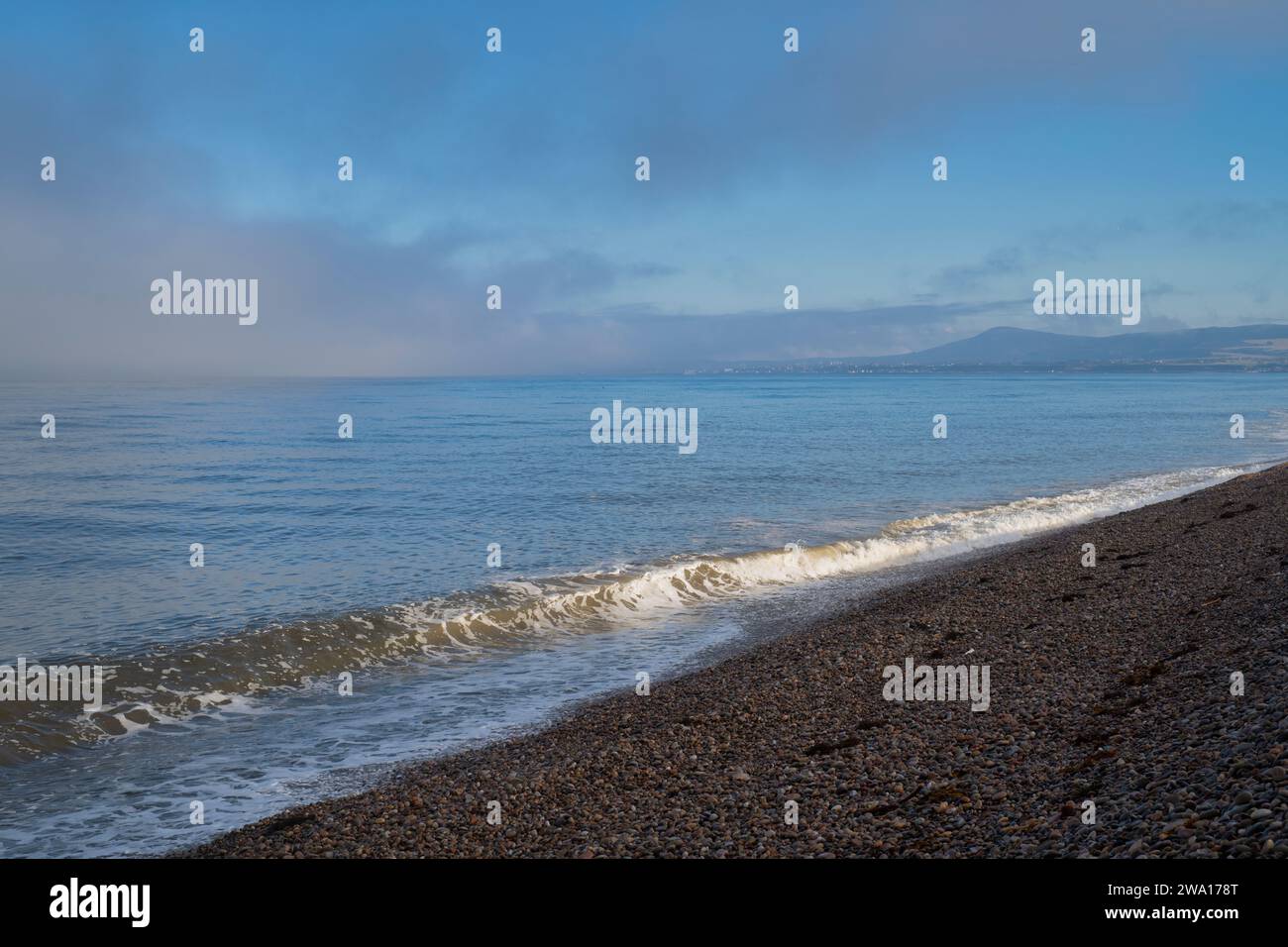 Brume de mer sur la plage de Spey Bay. Morayshire, Écosse Banque D'Images