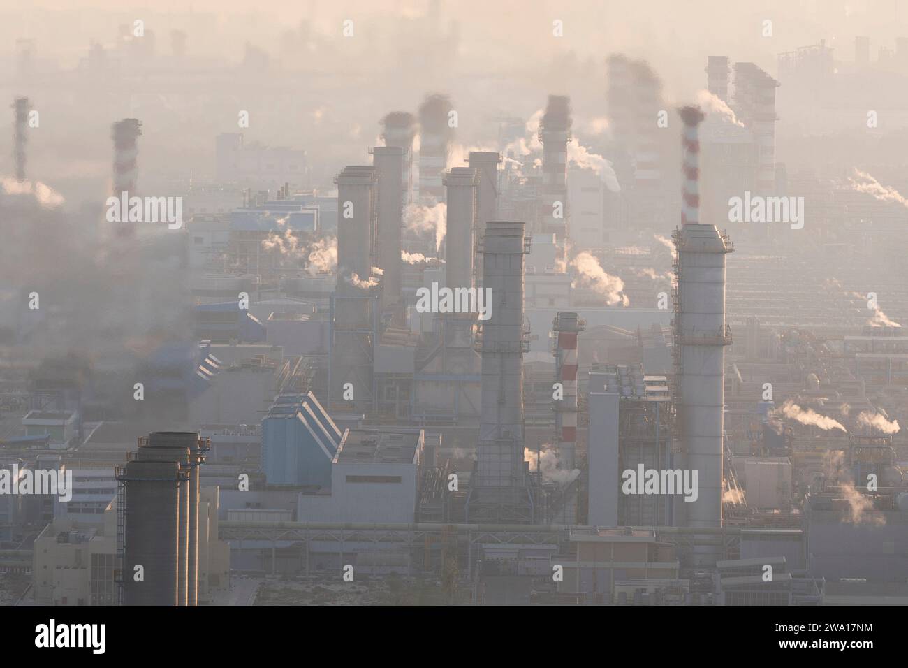 Dubaï, Émirats arabes Unis. 30 décembre 2023. Usines de dessalement de l'eau et centrales électriques à Jebel Ali. La ville moderne futuriste est un centre financier mondial et un centre de commerce international pour le Moyen-Orient, situé sur la péninsule arabe. Dirigée par le cheikh Mohammed bin Rashid Al Maktoum, la ville est devenue un centre technologique et immobilier en plein essor avec une économie forte attractive pour les marchés de capitaux cherchant à fuir des États avec des préoccupations de sécurité telles que la Russie, l'Afrique du Sud et plus encore. ESG, durabilité. (Image de crédit : © Taidgh Barron/ZUMA Press Wire) USAGE ÉDITORIAL SEULEMENT! Pas pour Commer Banque D'Images