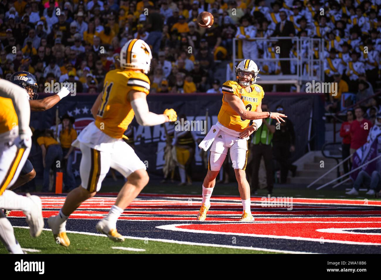 Le quarterback des Cowboys du Wyoming Andrew Peasley (6 ans) lance le ballon au receveur Wyatt Wieland (11 ans) dans le premier quart-temps d'une NCAA College football ga Banque D'Images