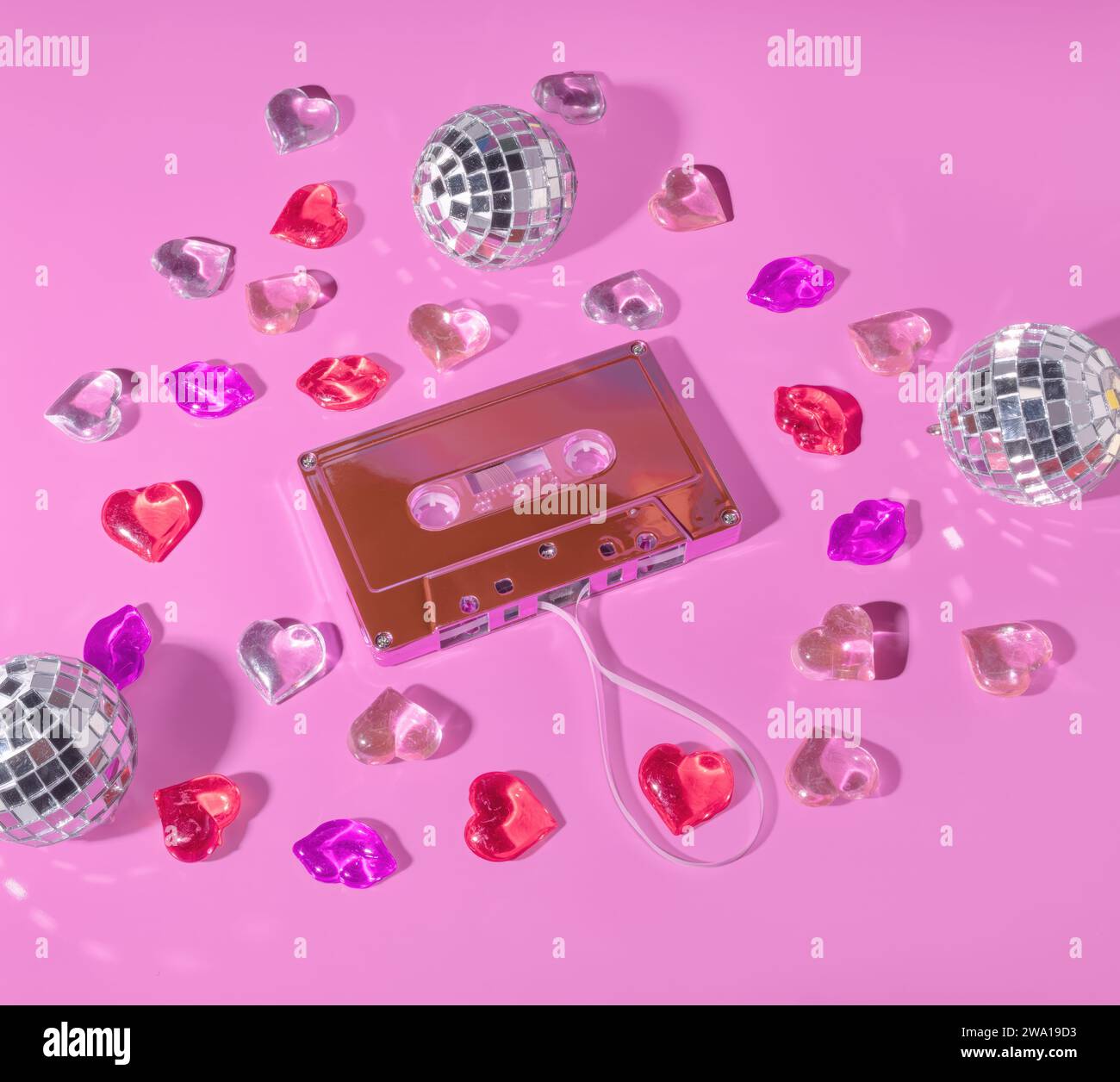 Love Songs Playlist concept, Retro Music cassette Tape concept entouré de lèvres et coeurs rouges et boules disco, Mix Tape, Valentine's Mixed Tape Banque D'Images