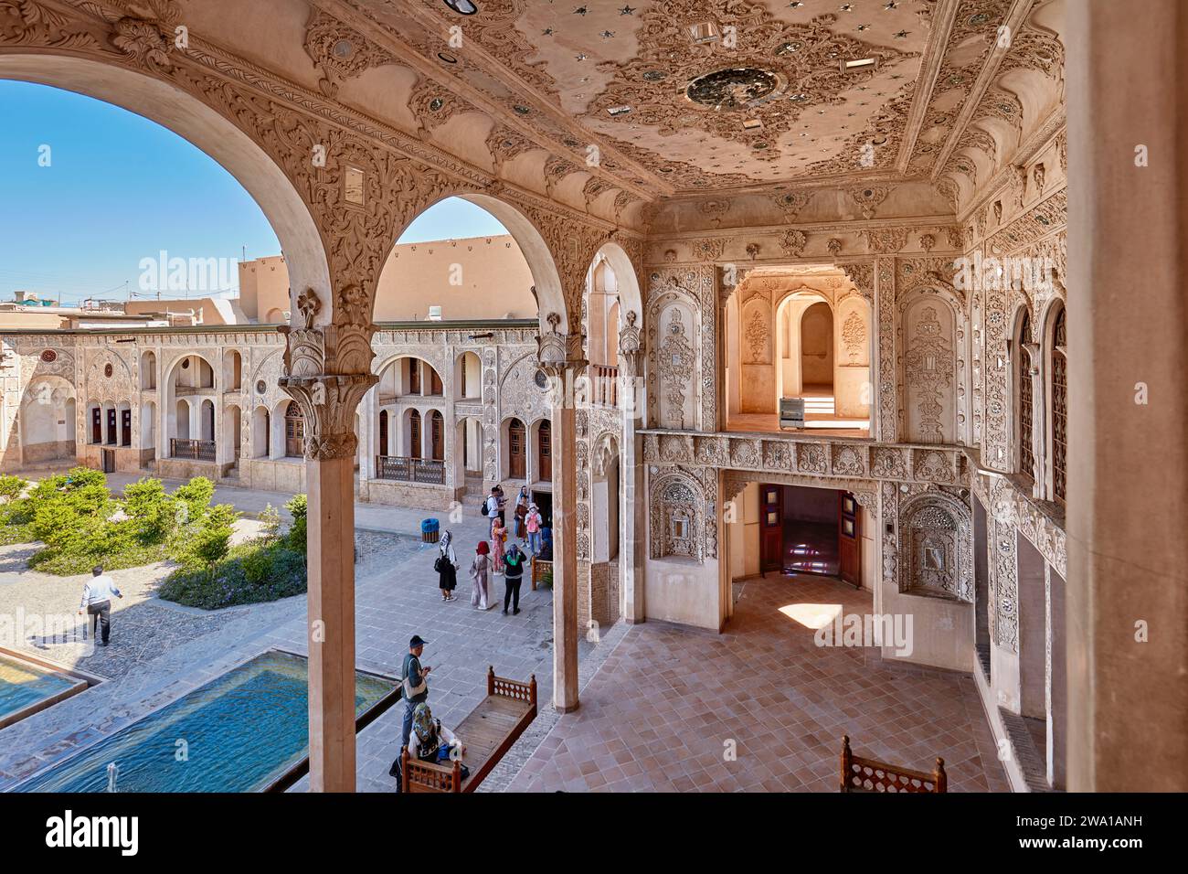 Les murs et le plafond de la terrasse richement décorés de la Maison Tabatabaei, un manoir historique construit vers 1880 à Kashan, en Iran. Banque D'Images