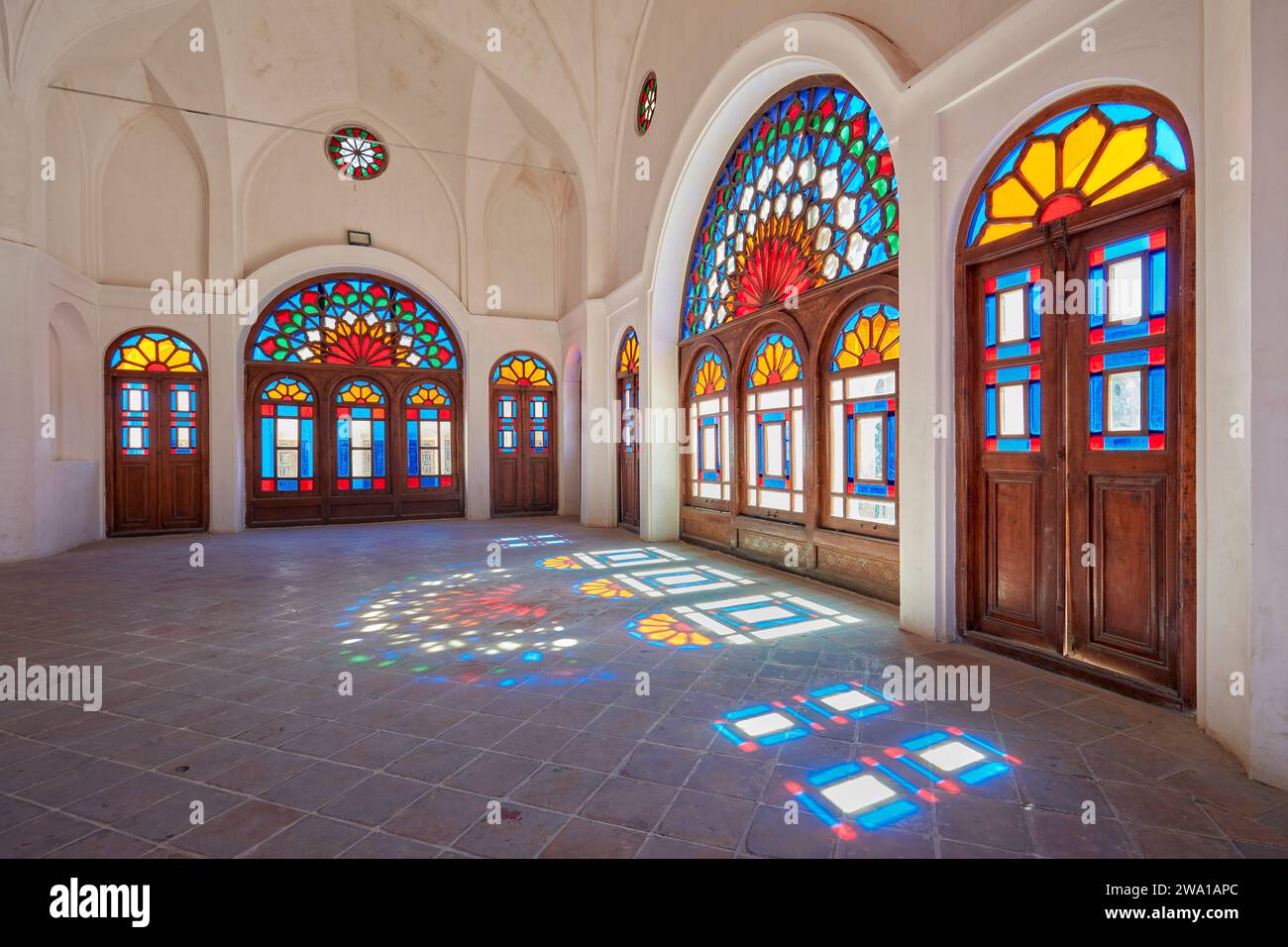 Chambre avec vitraux colorés dans la Maison Tabatabaei, un manoir historique construit vers 1880 à Kashan, Iran. Banque D'Images